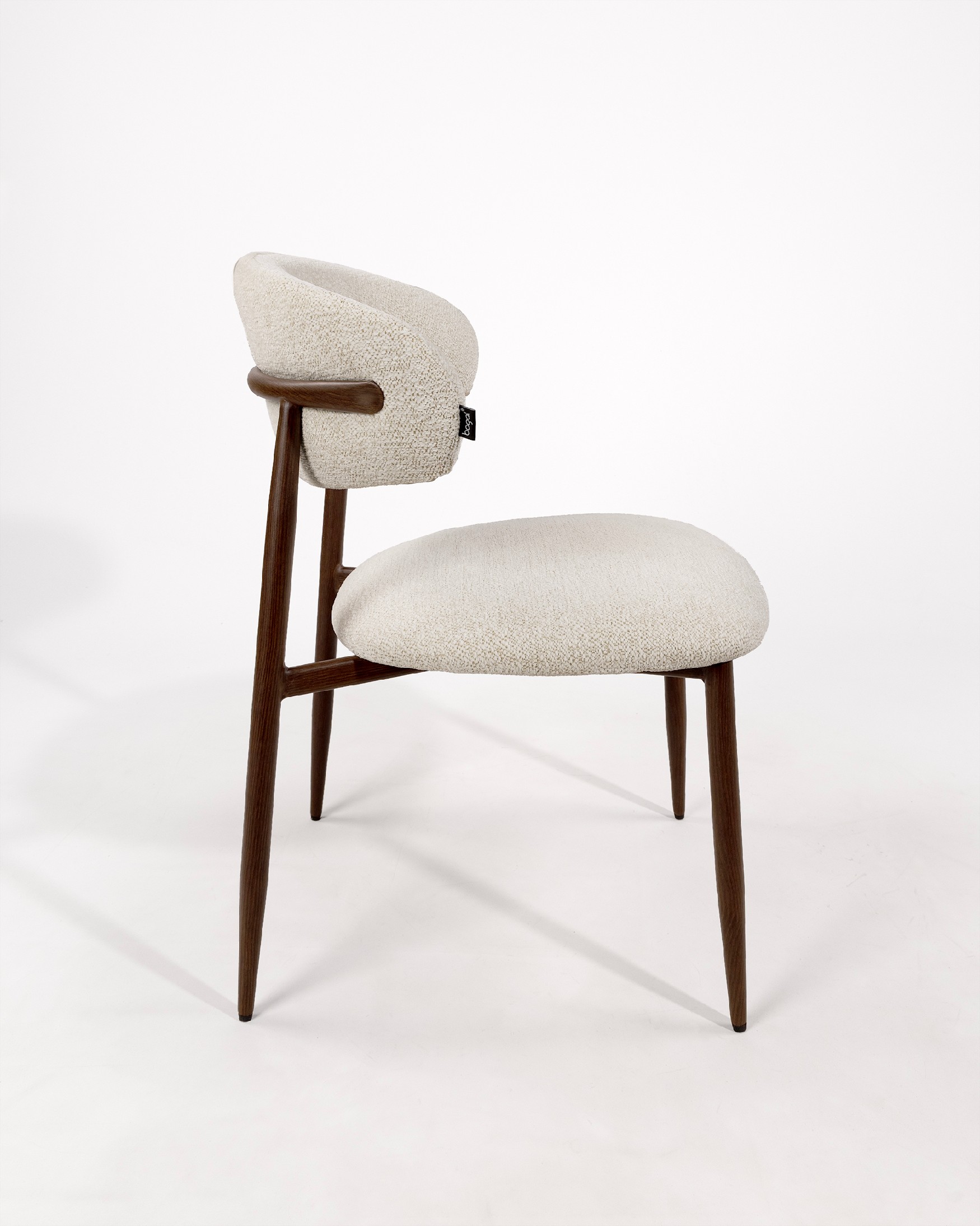 Pereira chair with ivory upholstery and metal structure with wood finish
