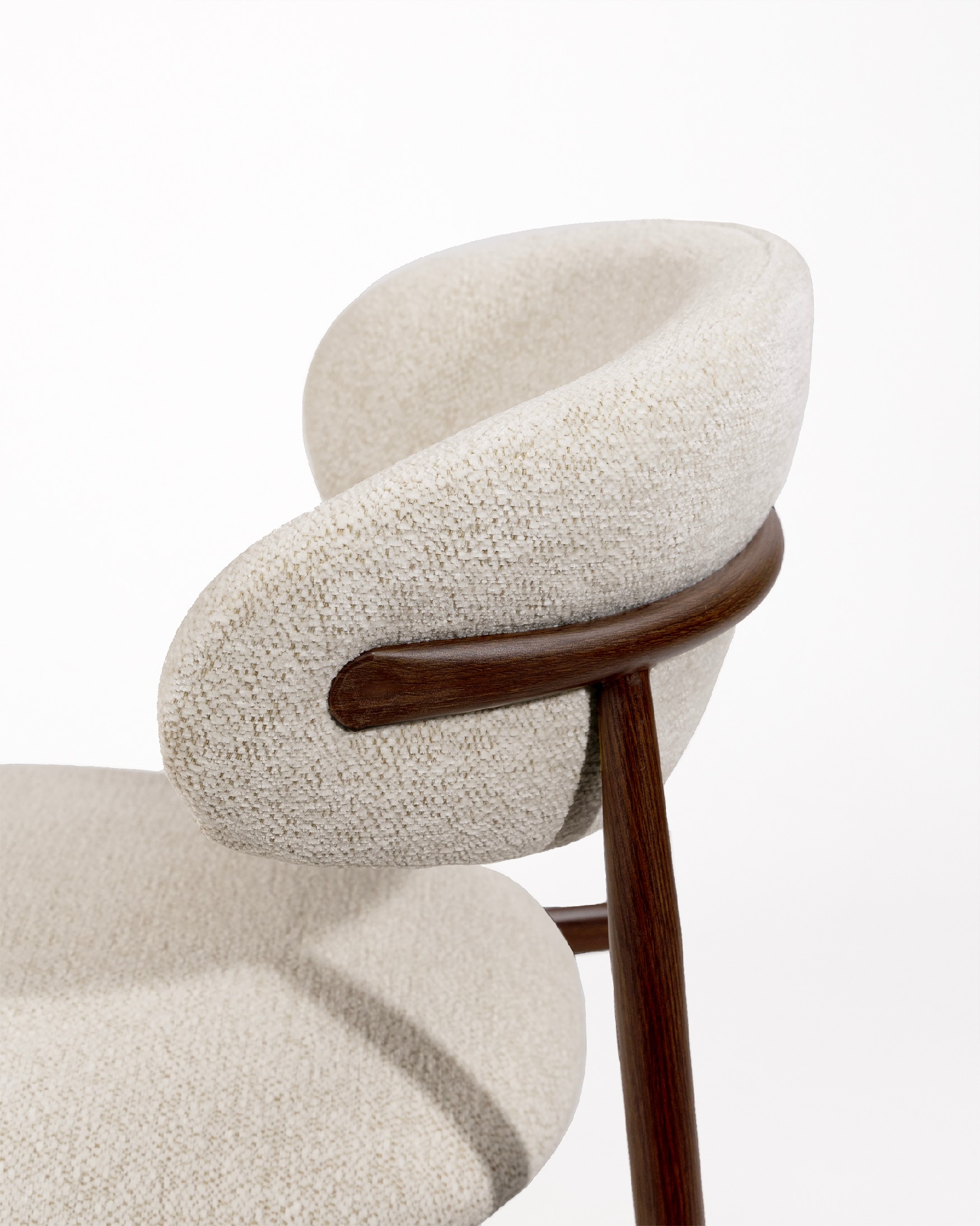 Pereira chair with ivory upholstery and metal structure with wood finish