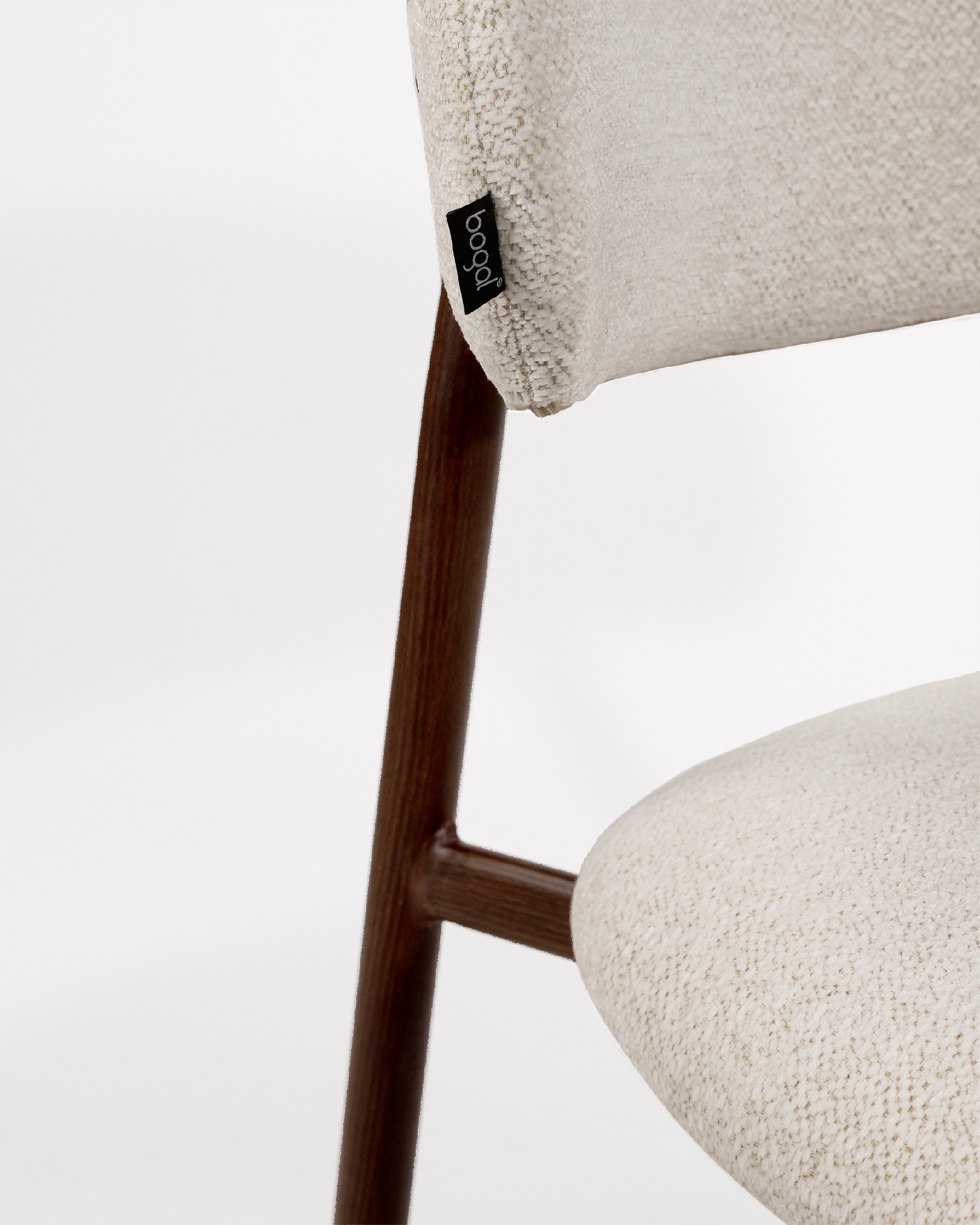 Pereira chair with ivory upholstery and metal structure with wood finish