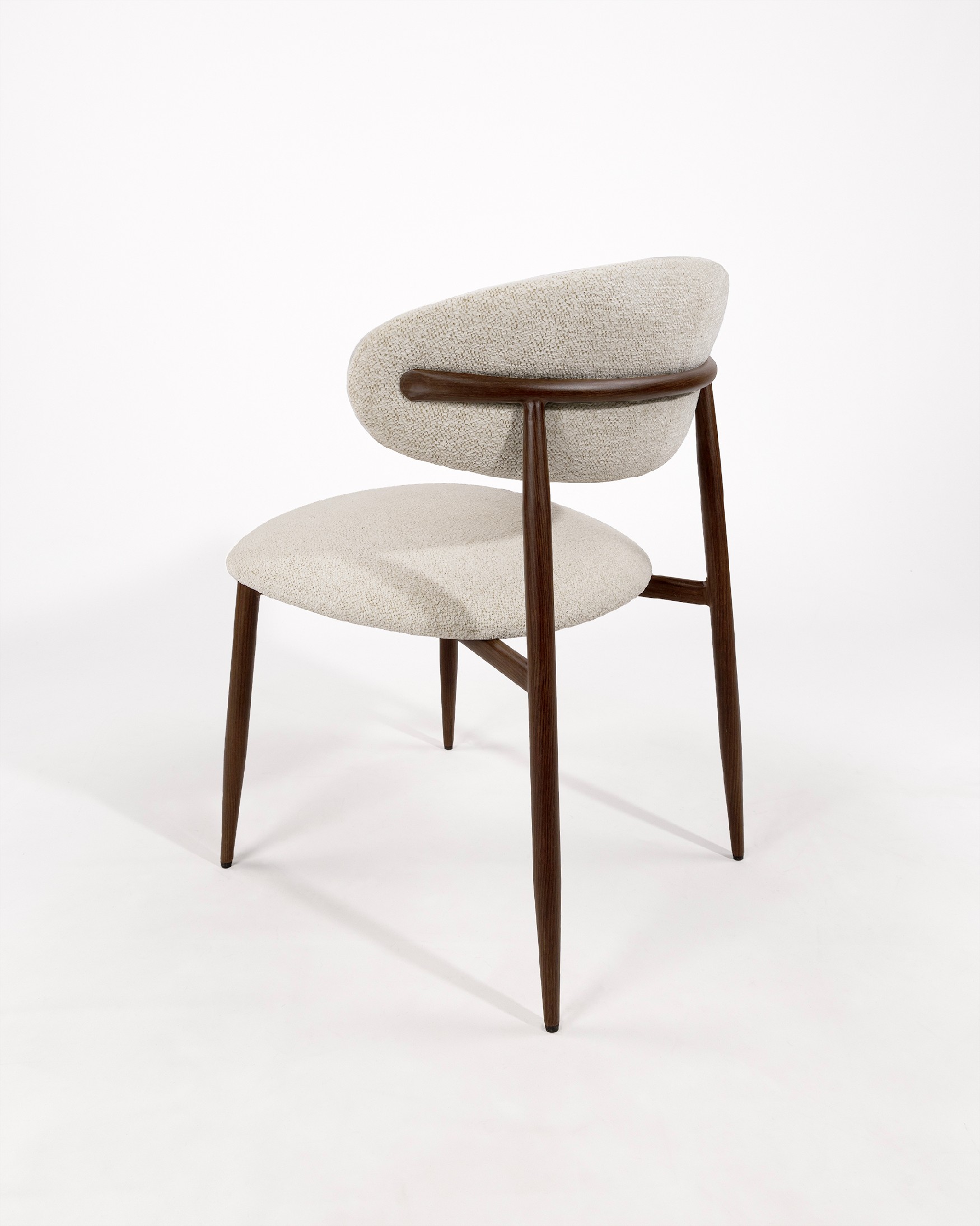 Pereira chair with ivory upholstery and metal structure with wood finish
