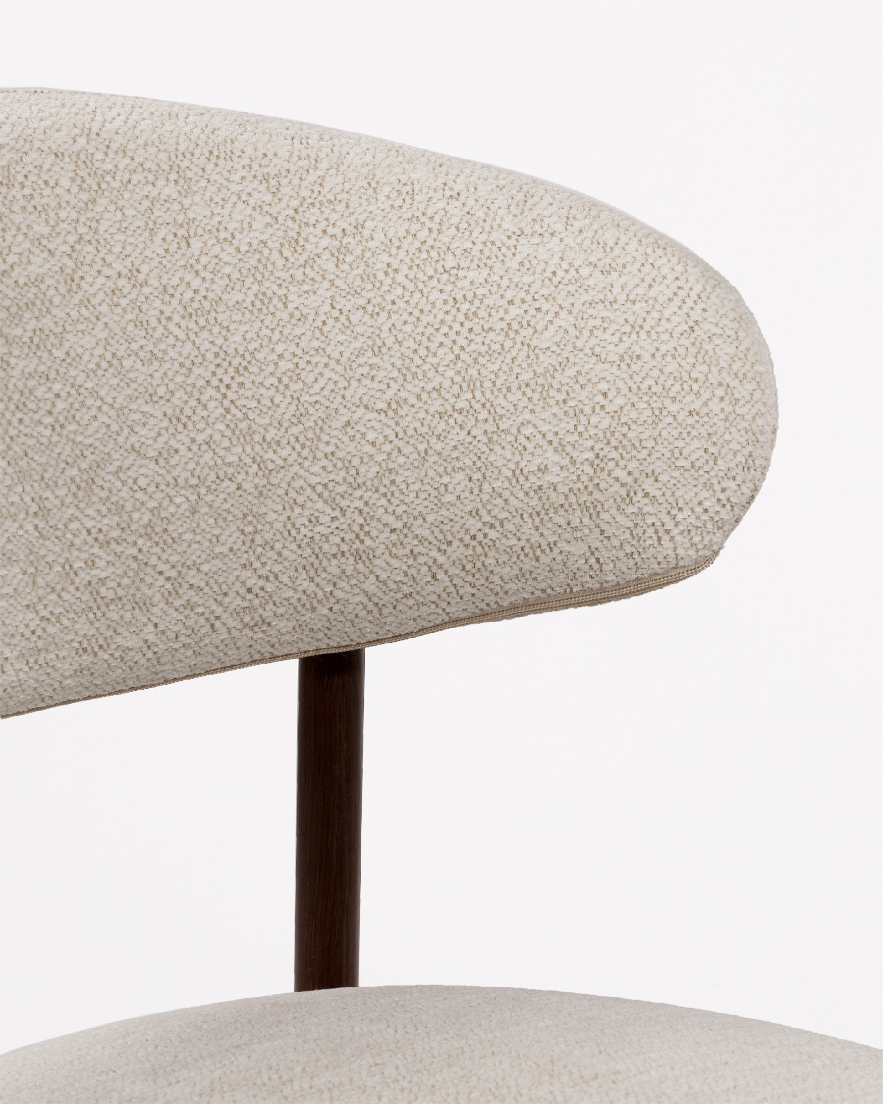 Pereira chair with ivory upholstery and metal structure with wood finish