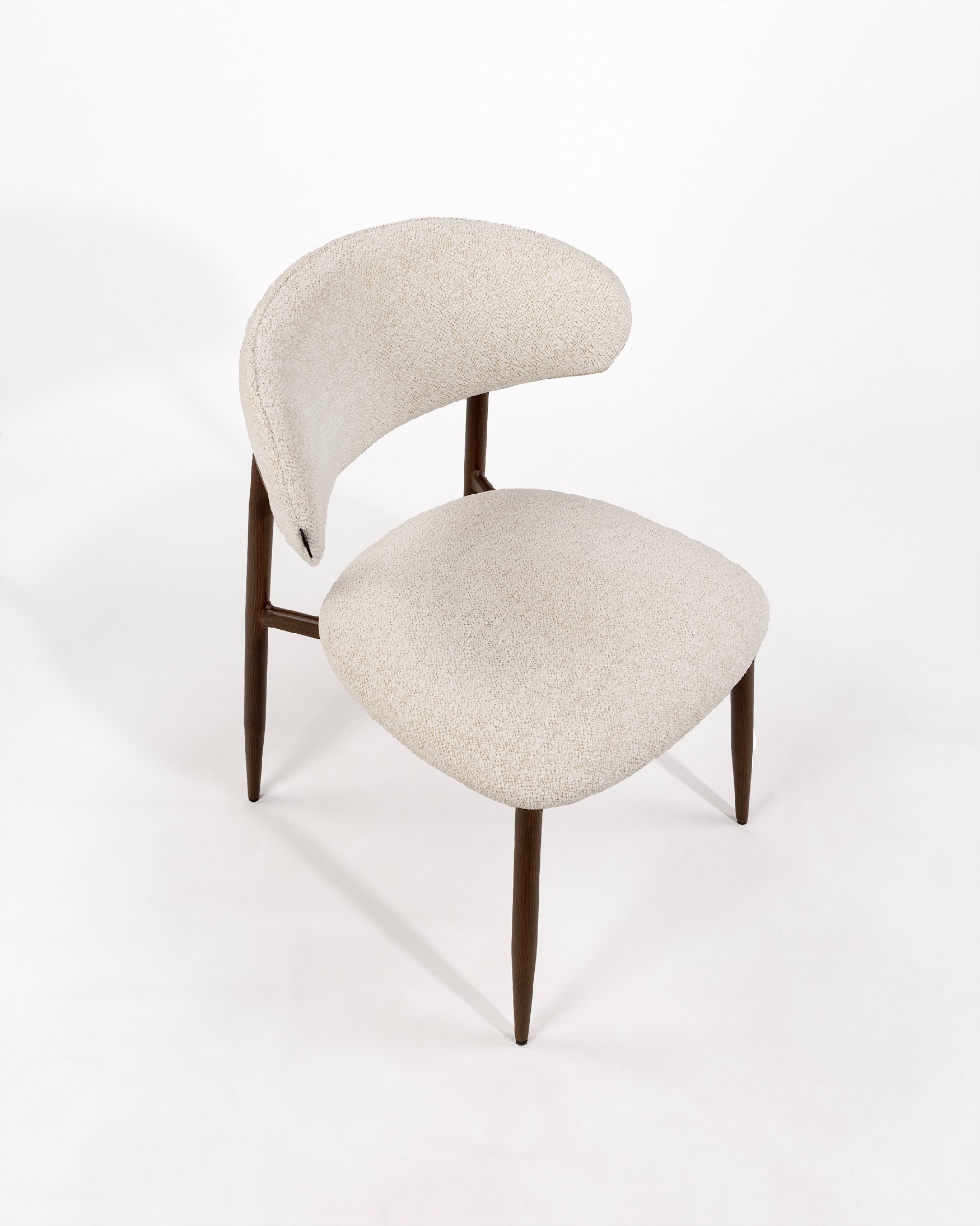 Pereira chair with ivory upholstery and metal structure with wood finish