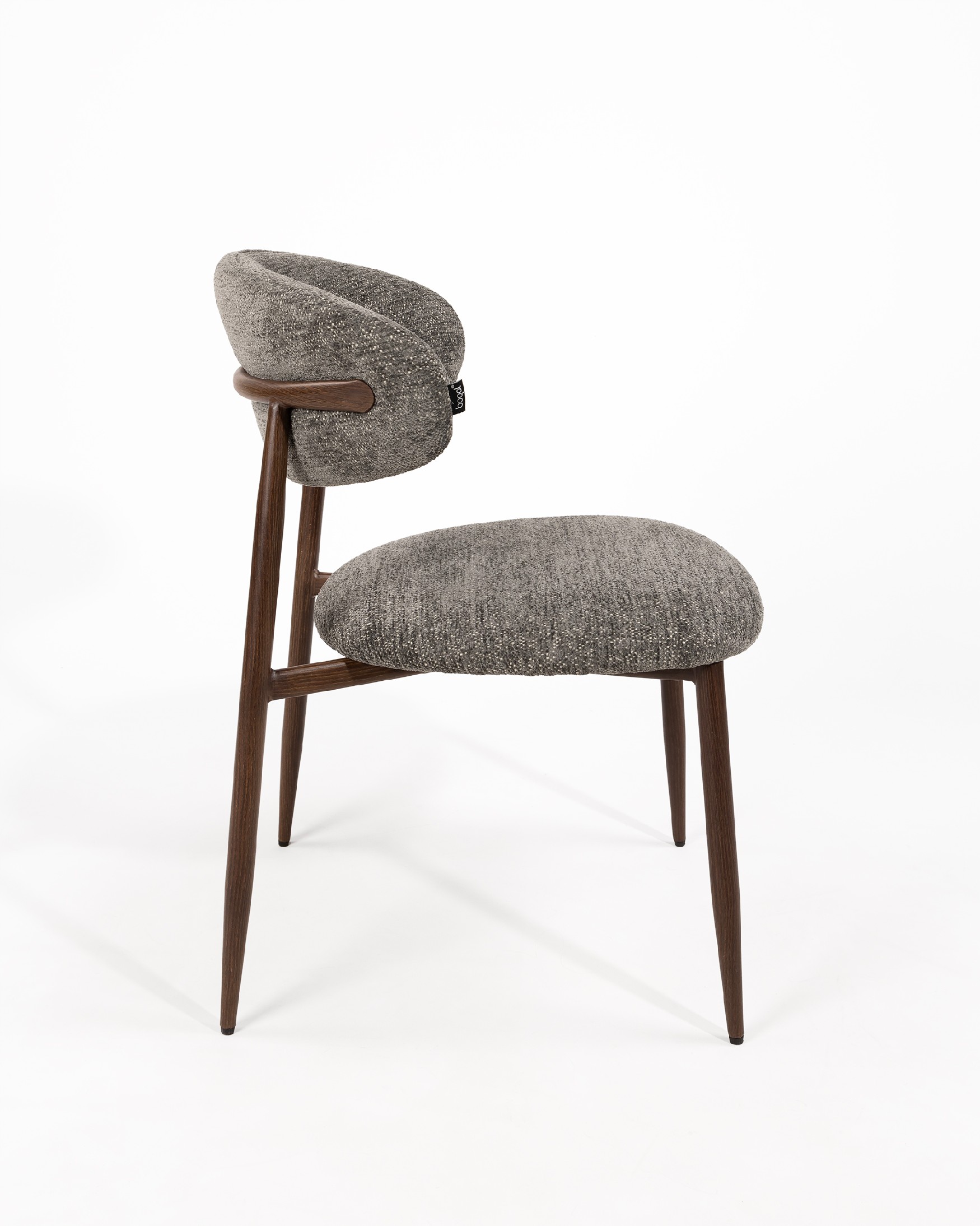 Silla Pereira con tapizado plomo y estructura metálica con acabado madera