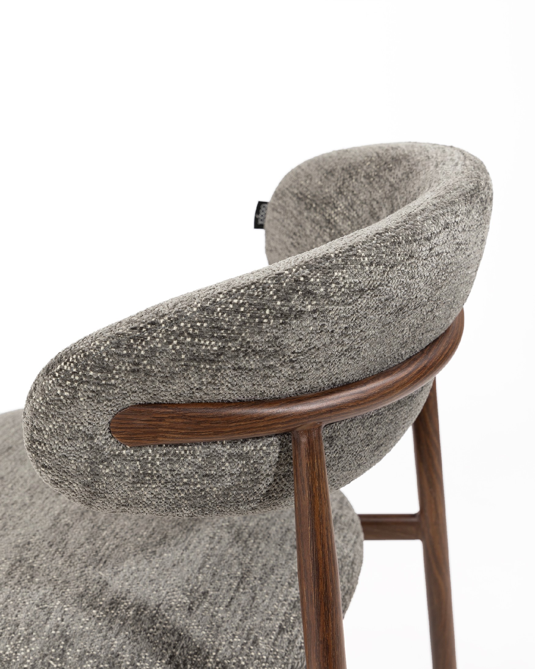 Silla Pereira con tapizado plomo y estructura metálica con acabado madera