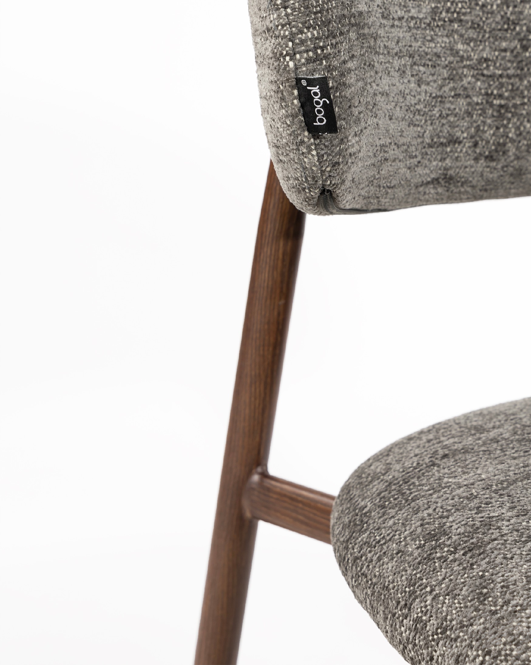 Silla Pereira con tapizado plomo y estructura metálica con acabado madera