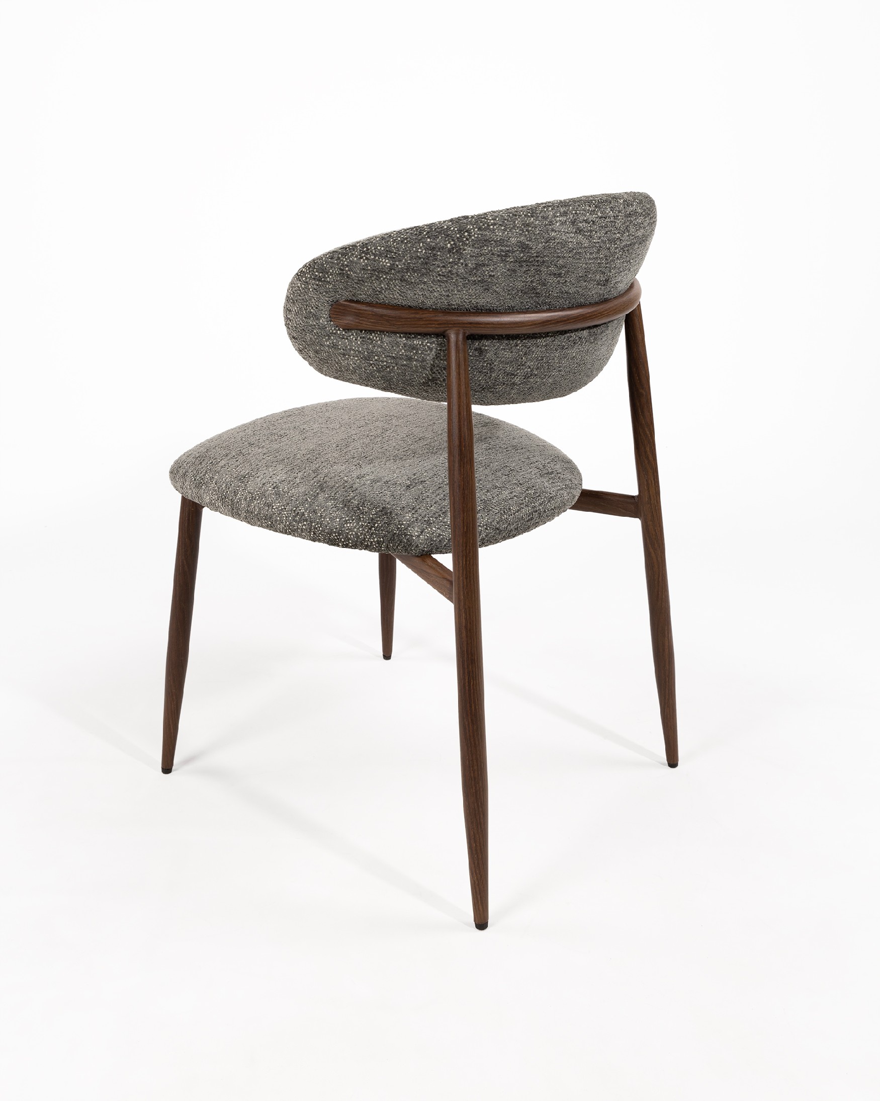 Silla Pereira con tapizado plomo y estructura metálica con acabado madera