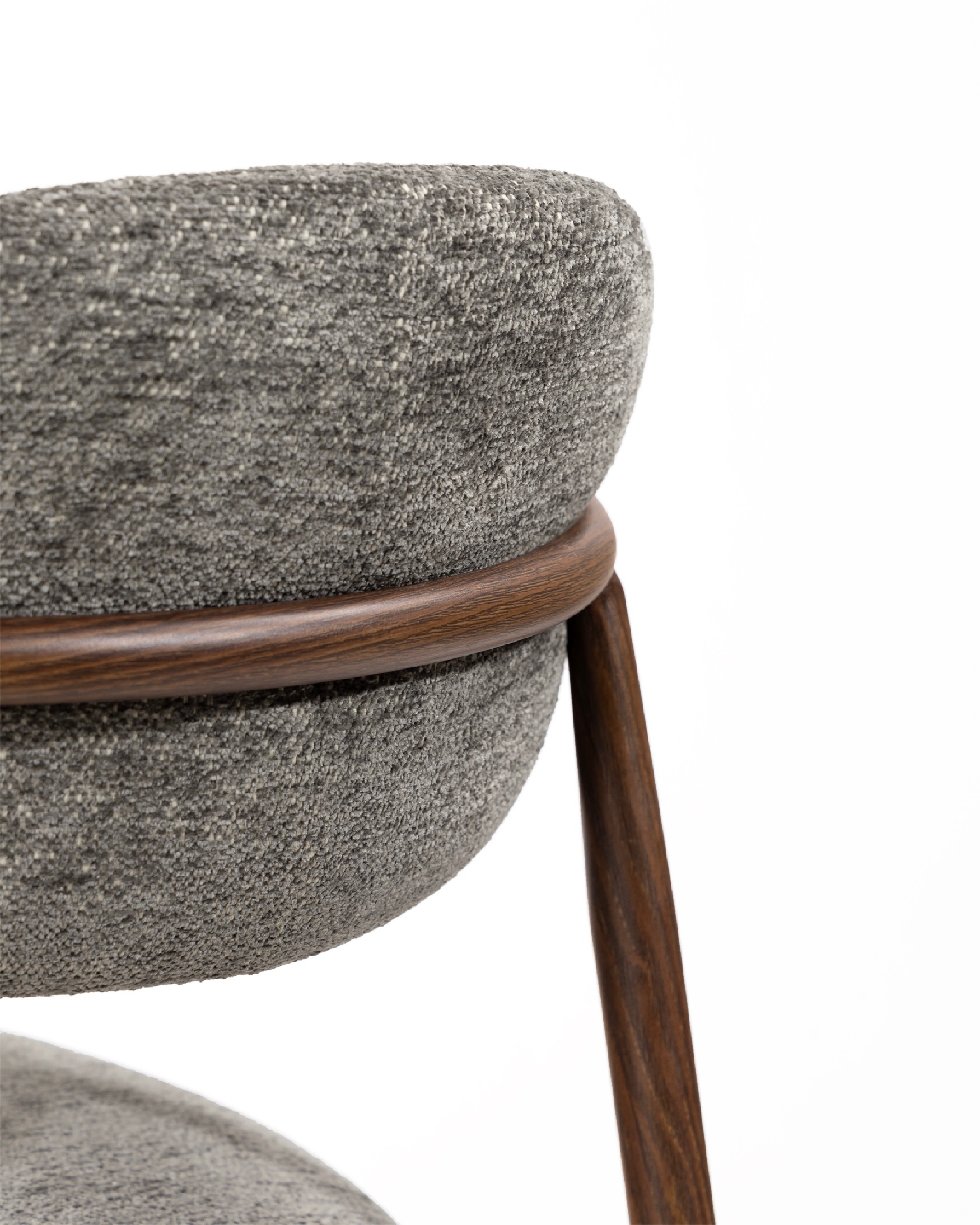 Silla Pereira con tapizado plomo y estructura metálica con acabado madera