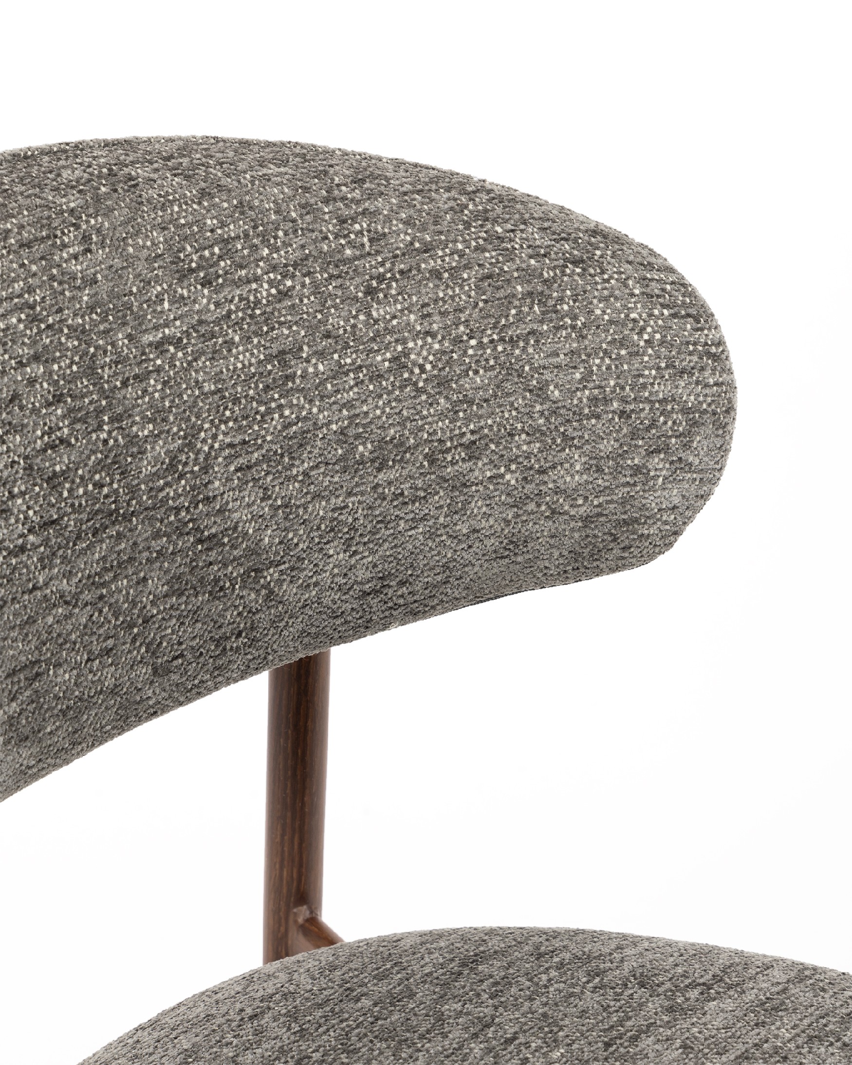 Silla Pereira con tapizado plomo y estructura metálica con acabado madera