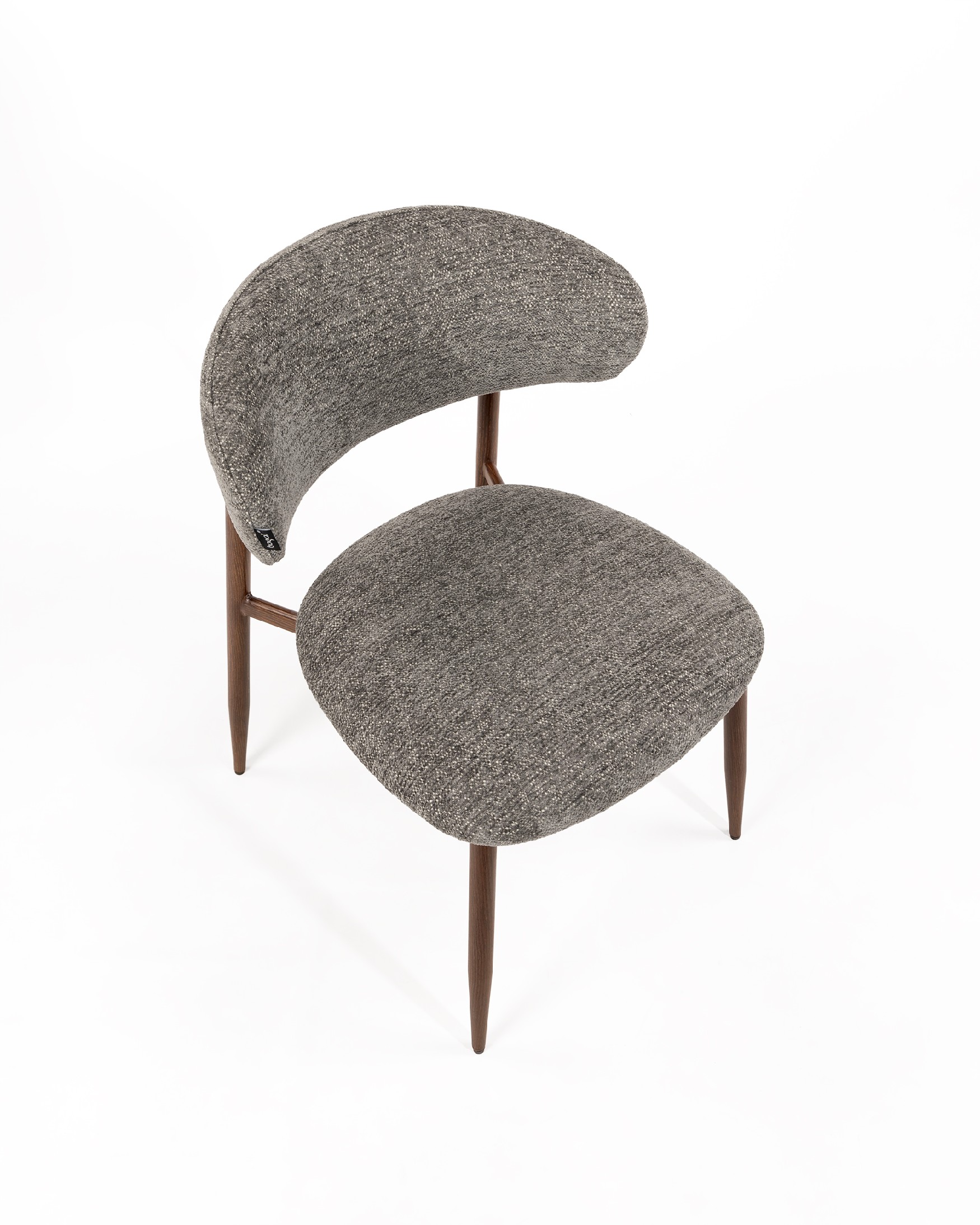Silla Pereira con tapizado plomo y estructura metálica con acabado madera