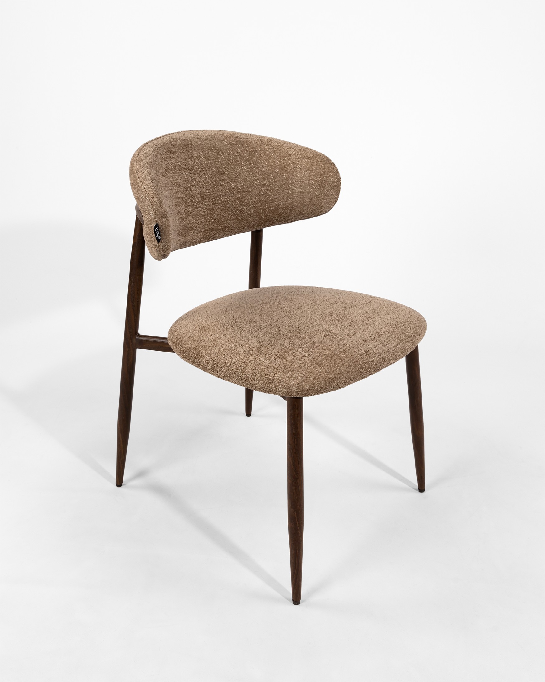 Pereira chair with earth upholstery and metal structure with wood finish