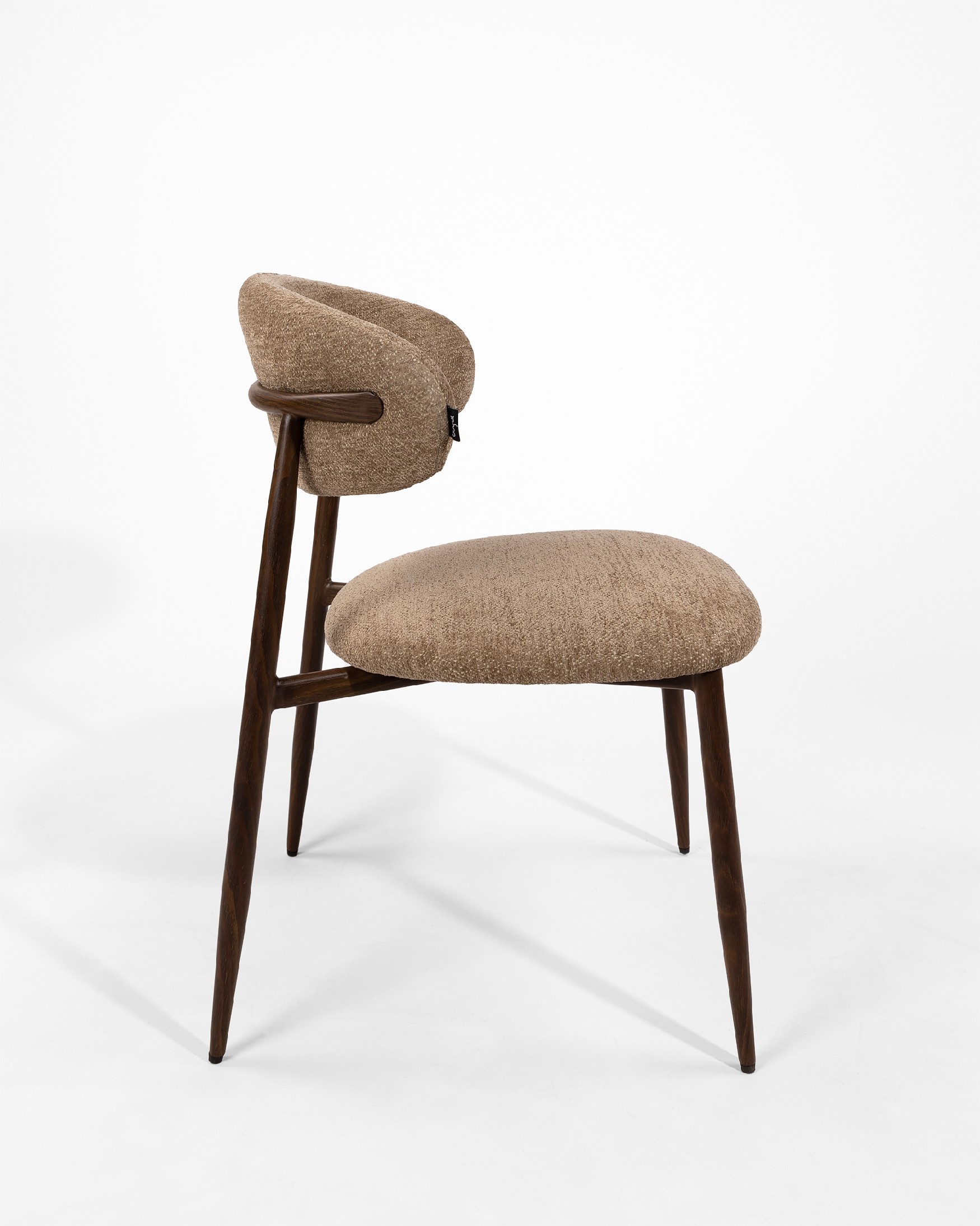 Pereira chair with earth upholstery and metal structure with wood finish