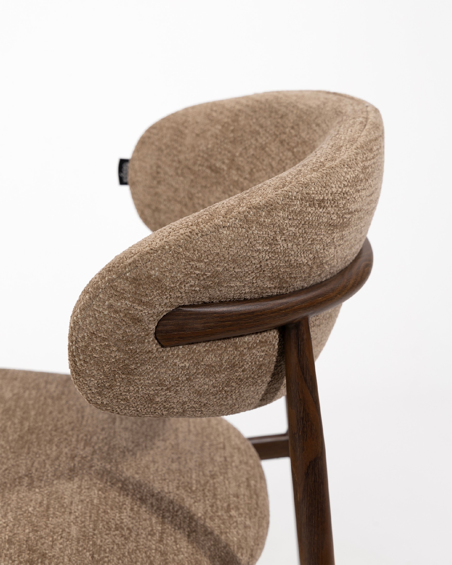 Pereira chair with earth upholstery and metal structure with wood finish