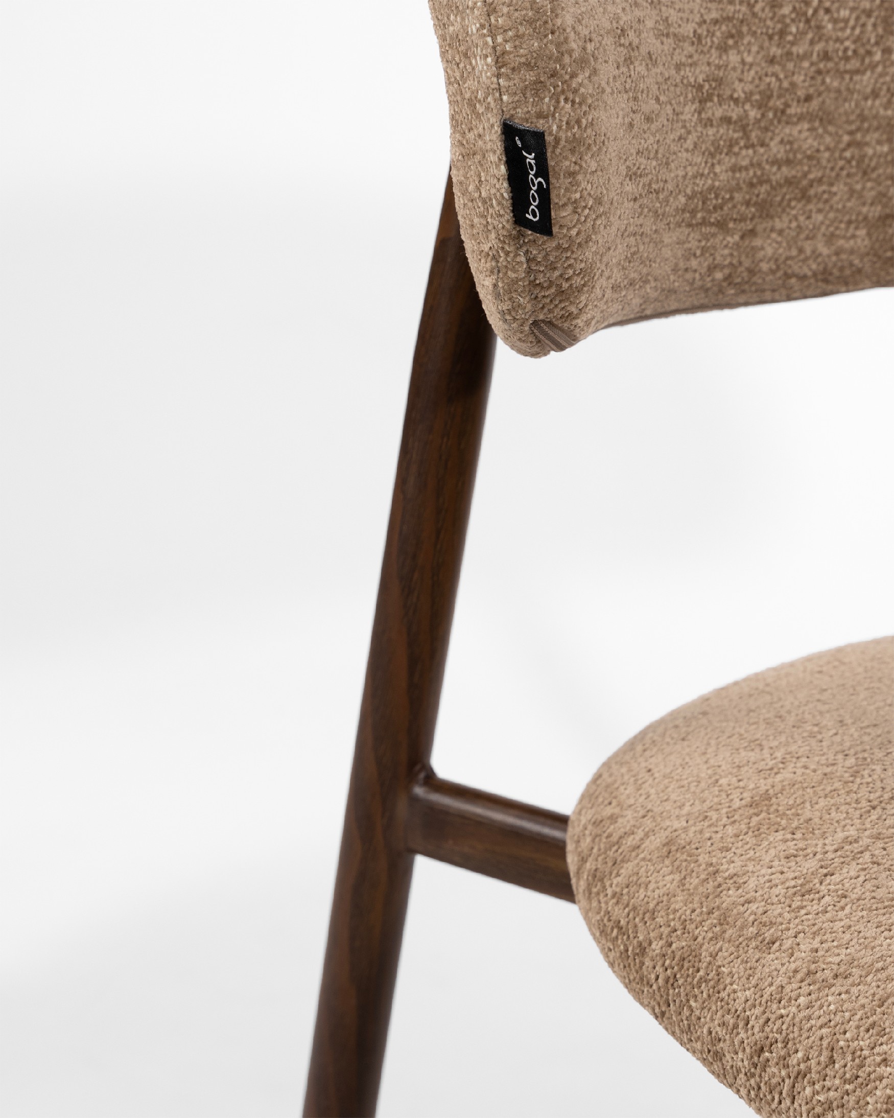 Pereira chair with earth upholstery and metal structure with wood finish