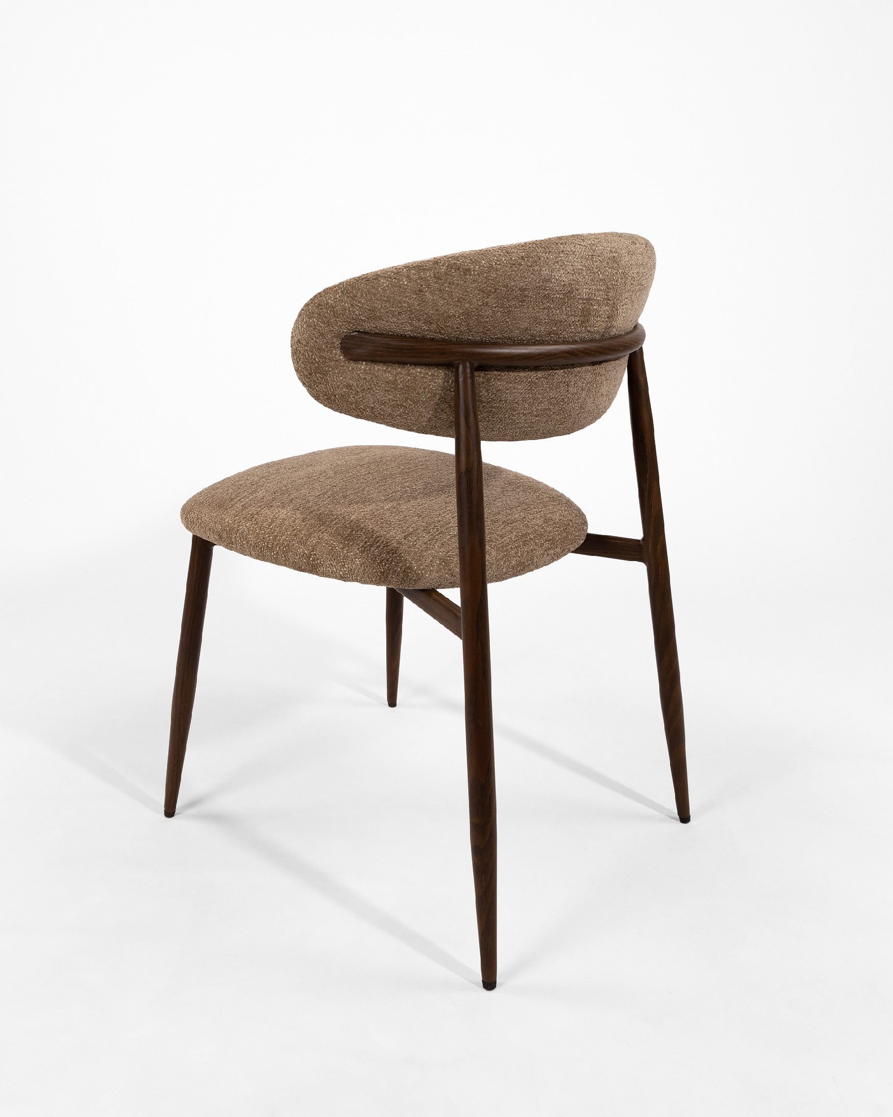 Pereira chair with earth upholstery and metal structure with wood finish