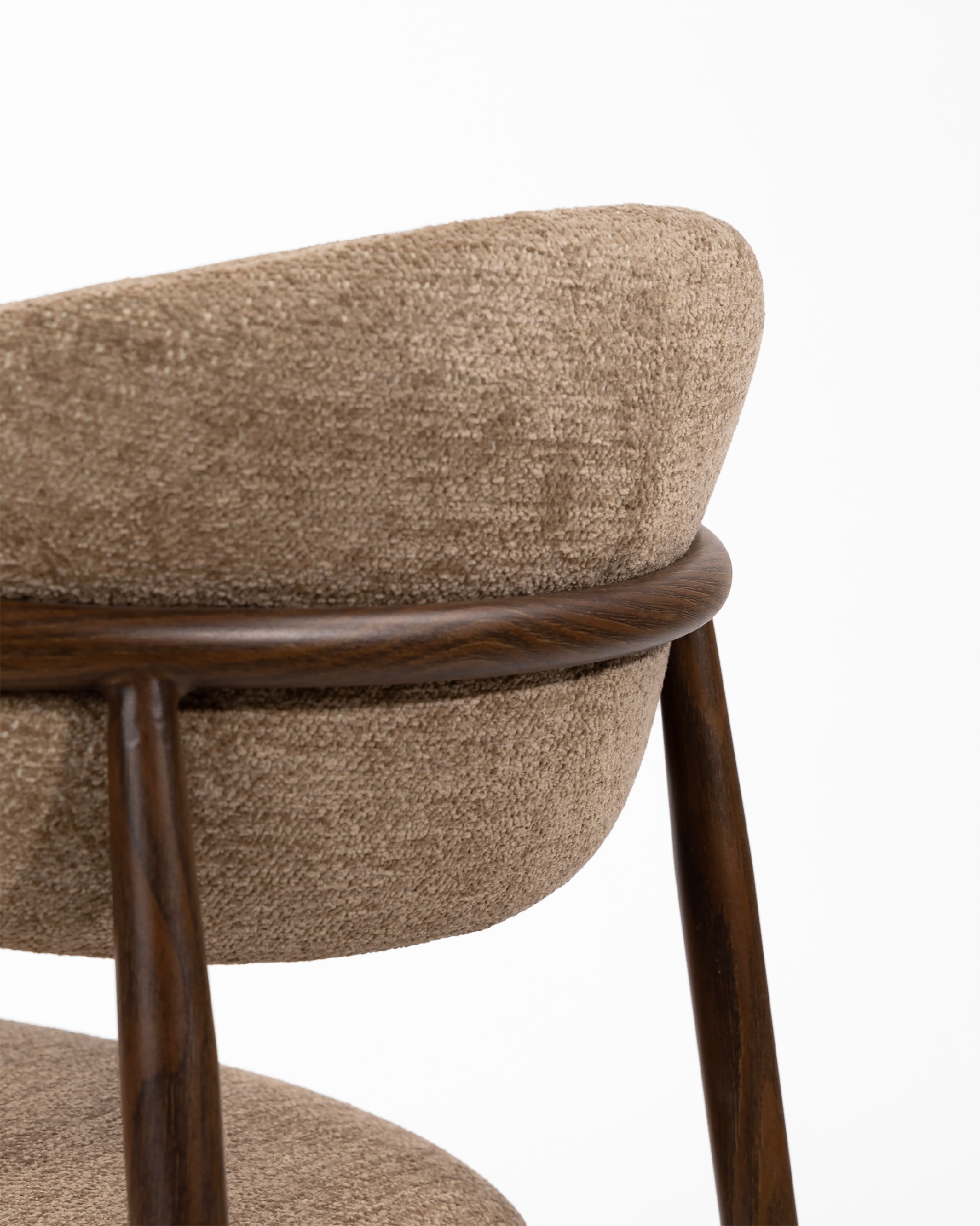 Pereira chair with earth upholstery and metal structure with wood finish