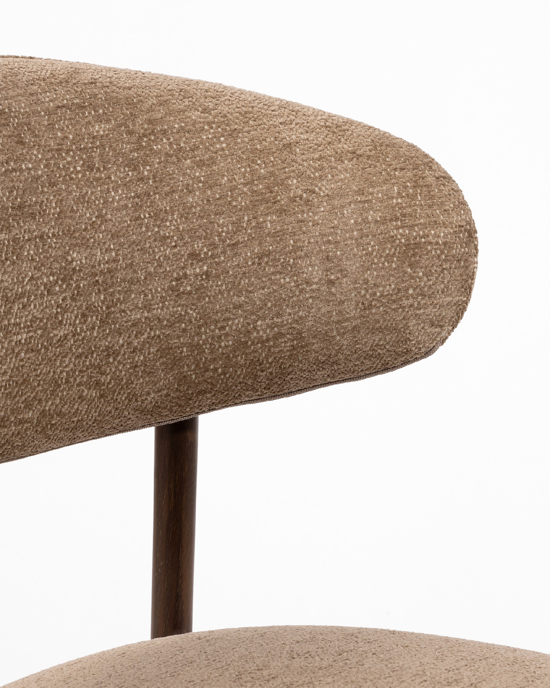 Pereira chair with earth upholstery and metal structure with wood finish