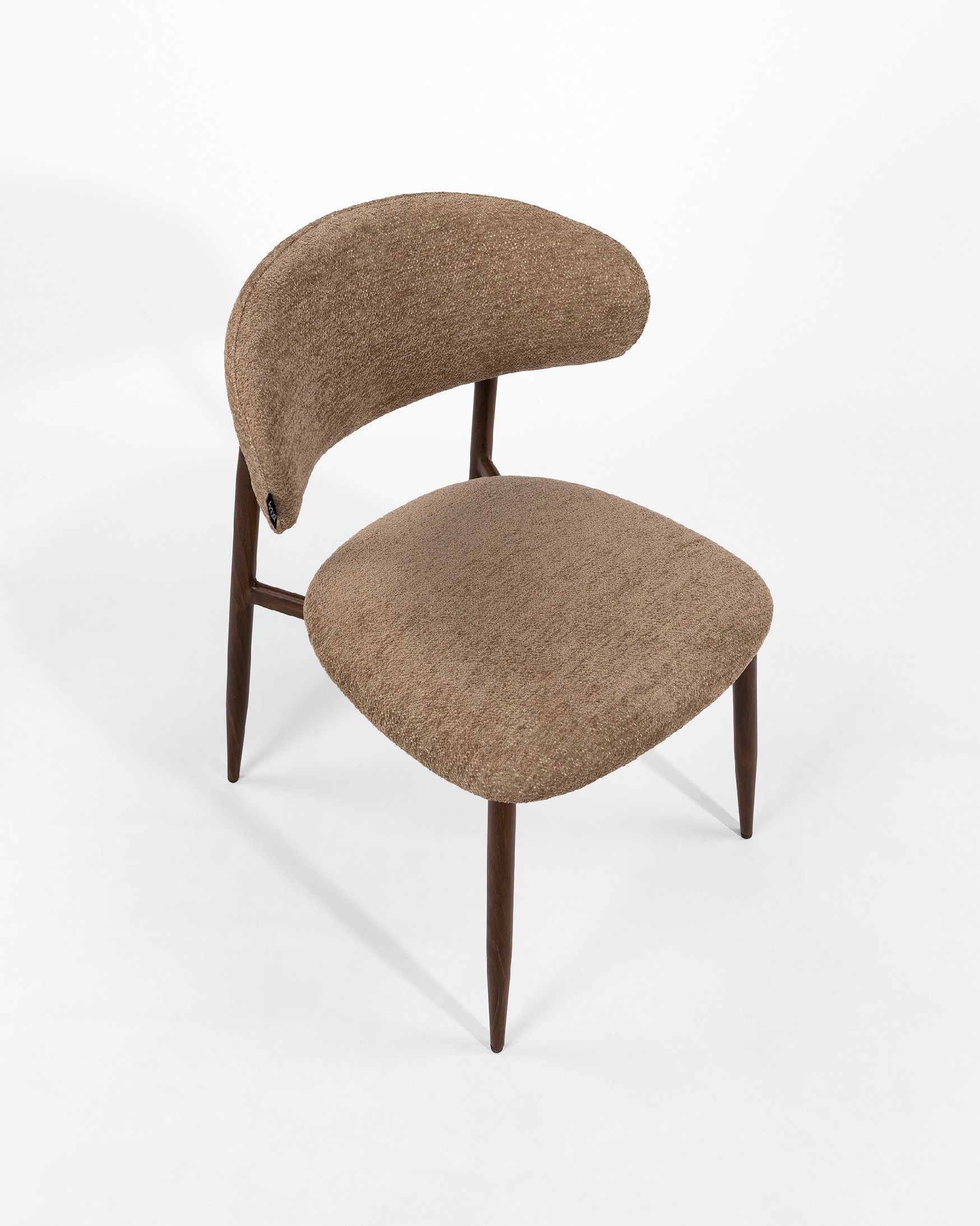 Pereira chair with earth upholstery and metal structure with wood finish