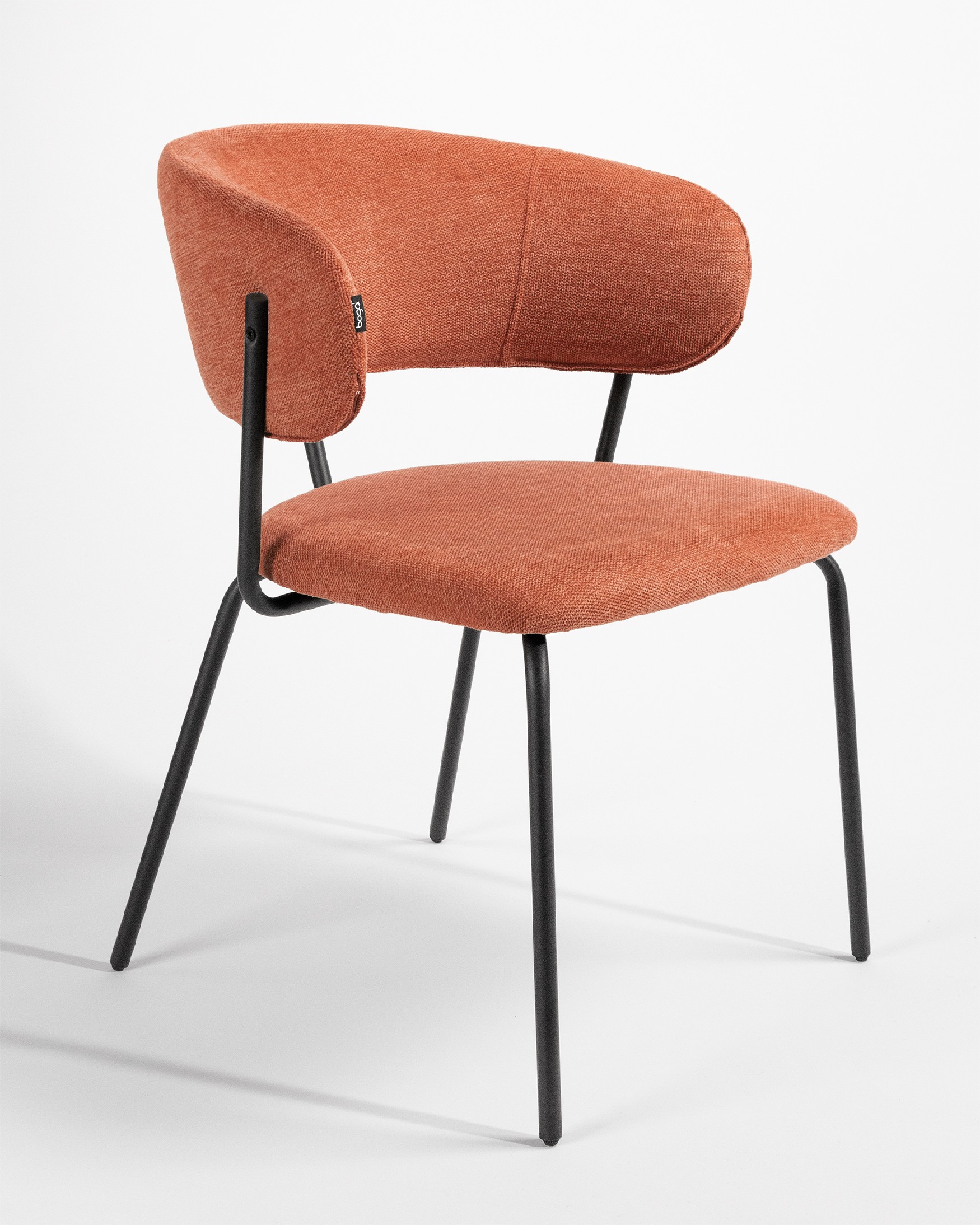 Silla Quebec con tapizado salmón y patas metálicas negras