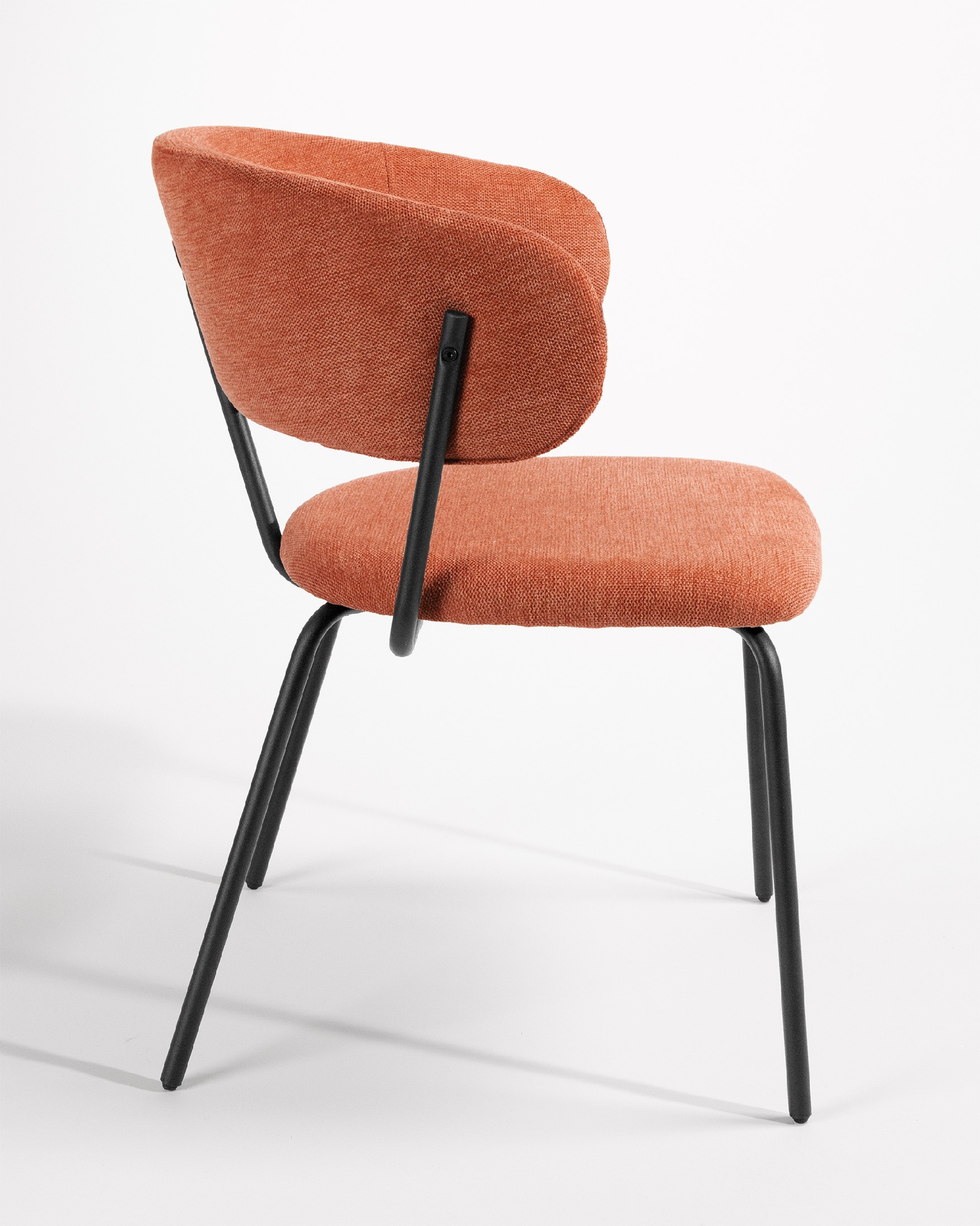Silla Quebec con tapizado salmón y patas metálicas negras