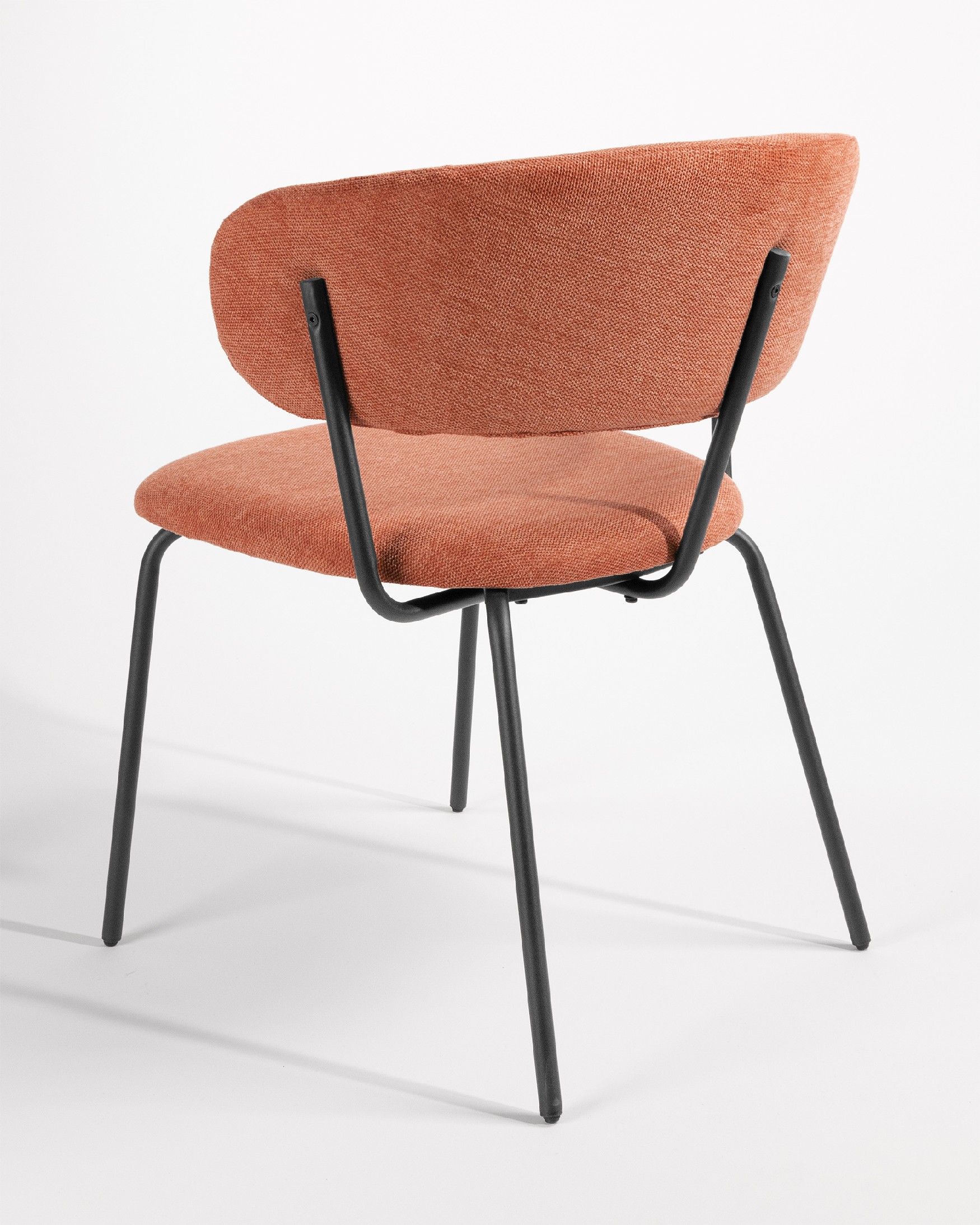 Silla Quebec con tapizado salmón y patas metálicas negras