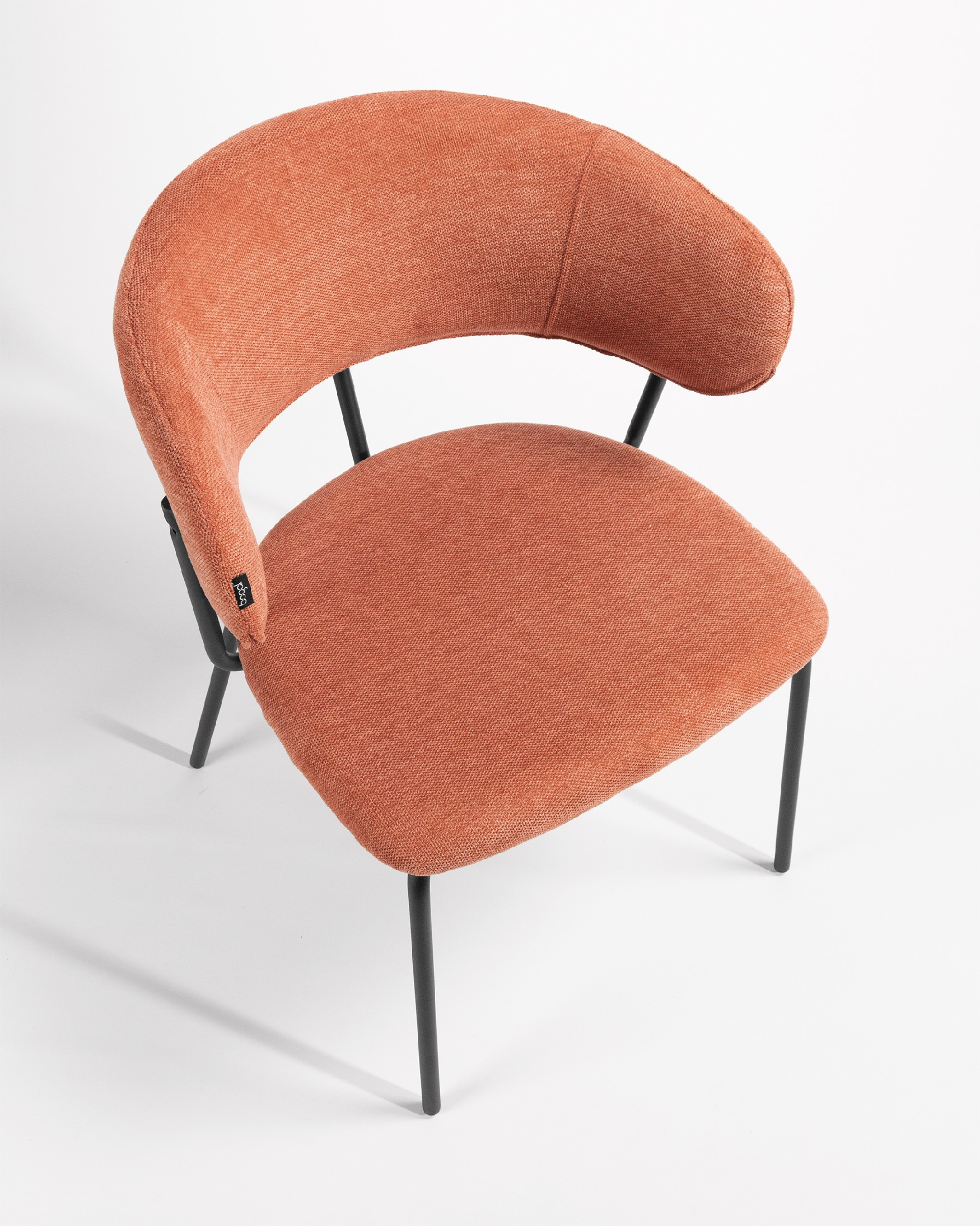 Silla Quebec con tapizado salmón y patas metálicas negras