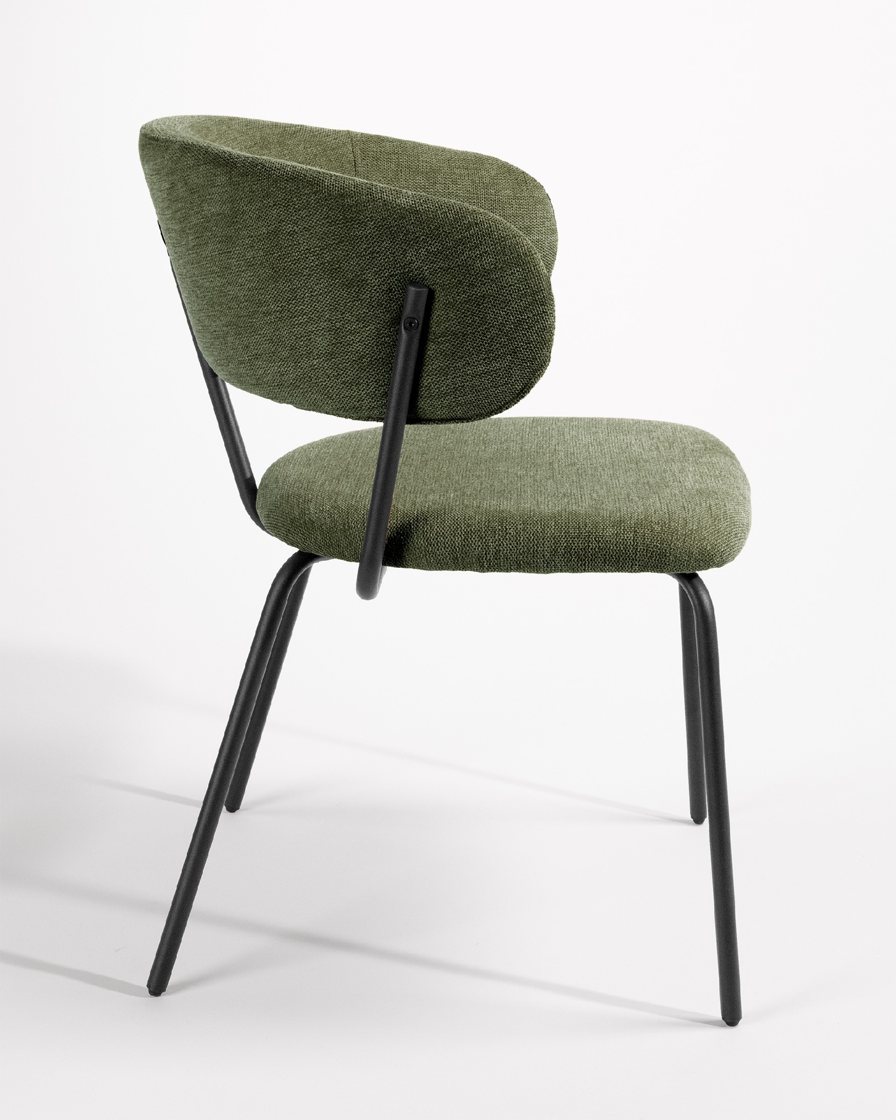 Silla Quebec con tapizado verde y patas metálicas negras