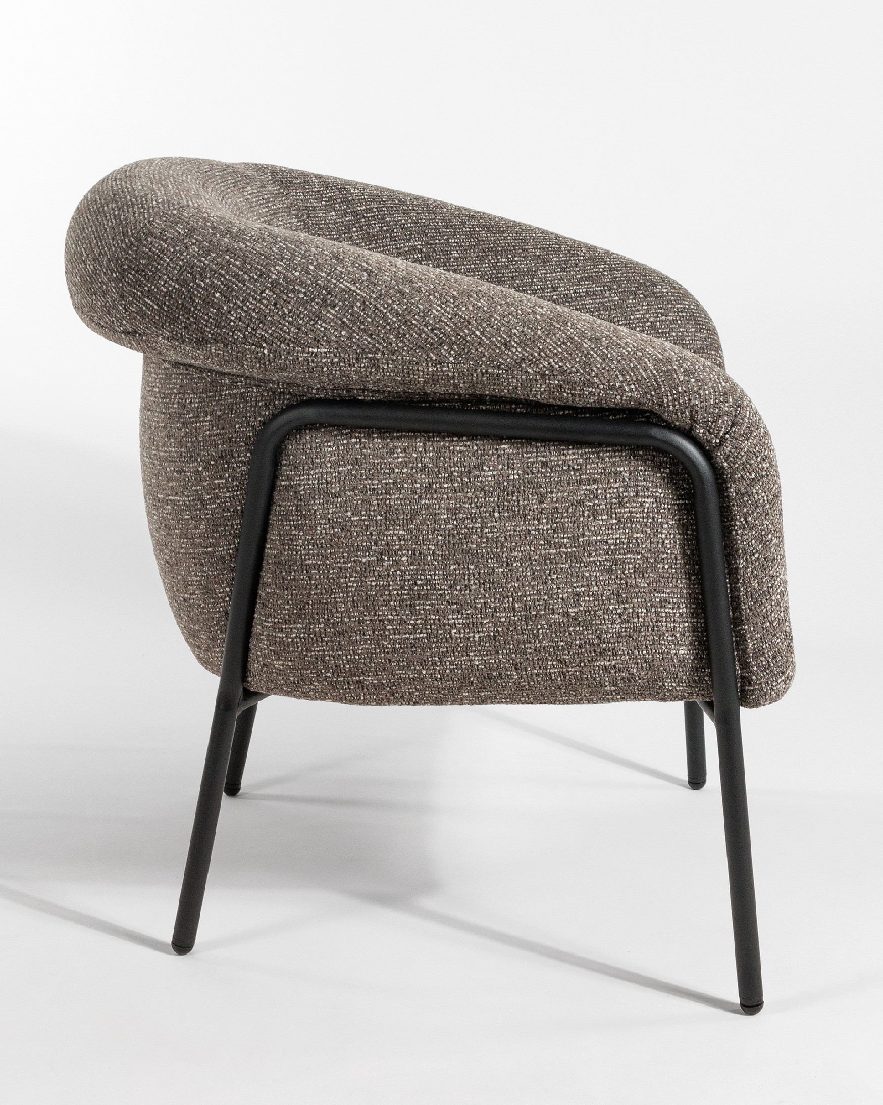Rose armchair with anthracite upholstery and black metal leg