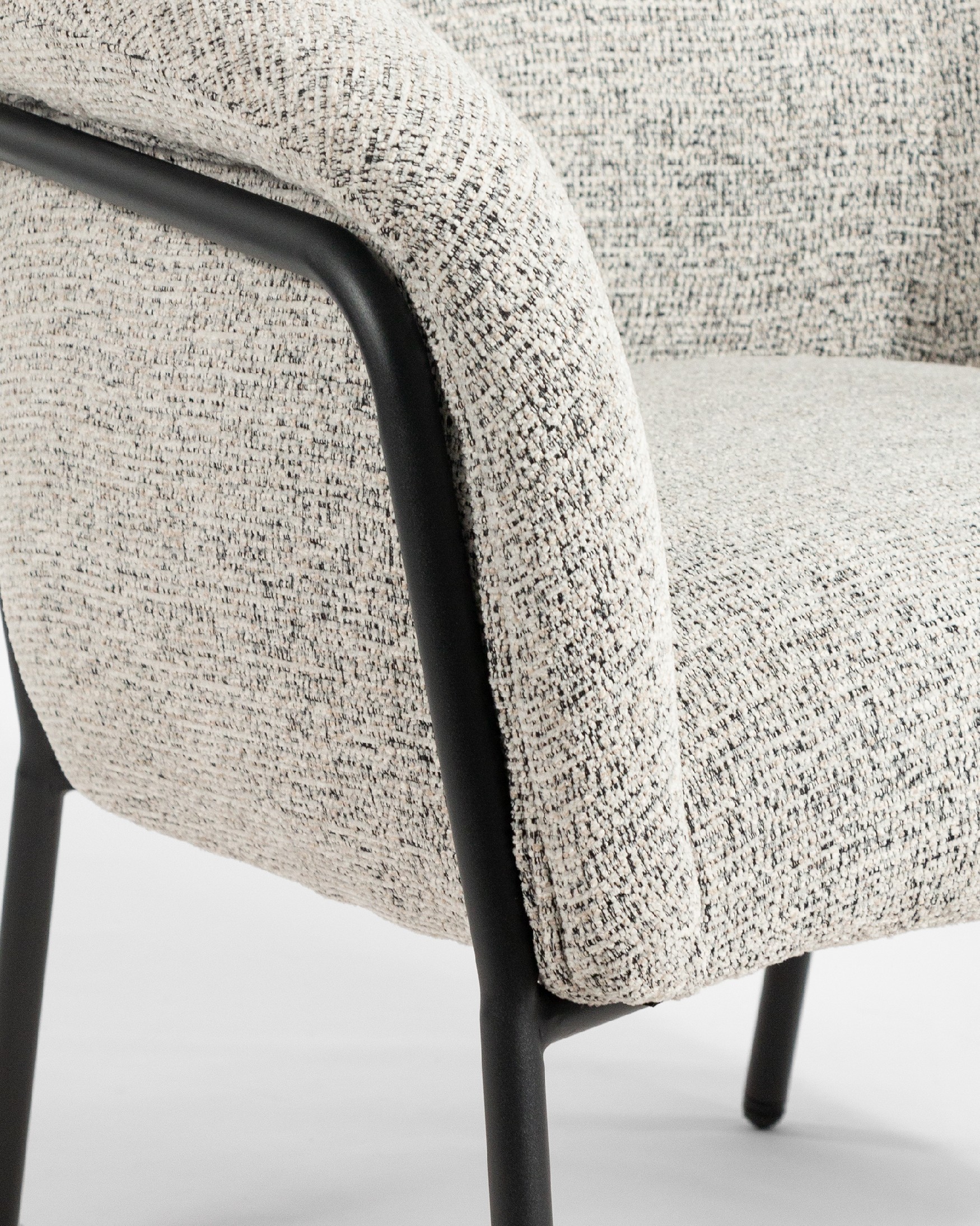Rose armchair with marbled upholstery and black metal leg