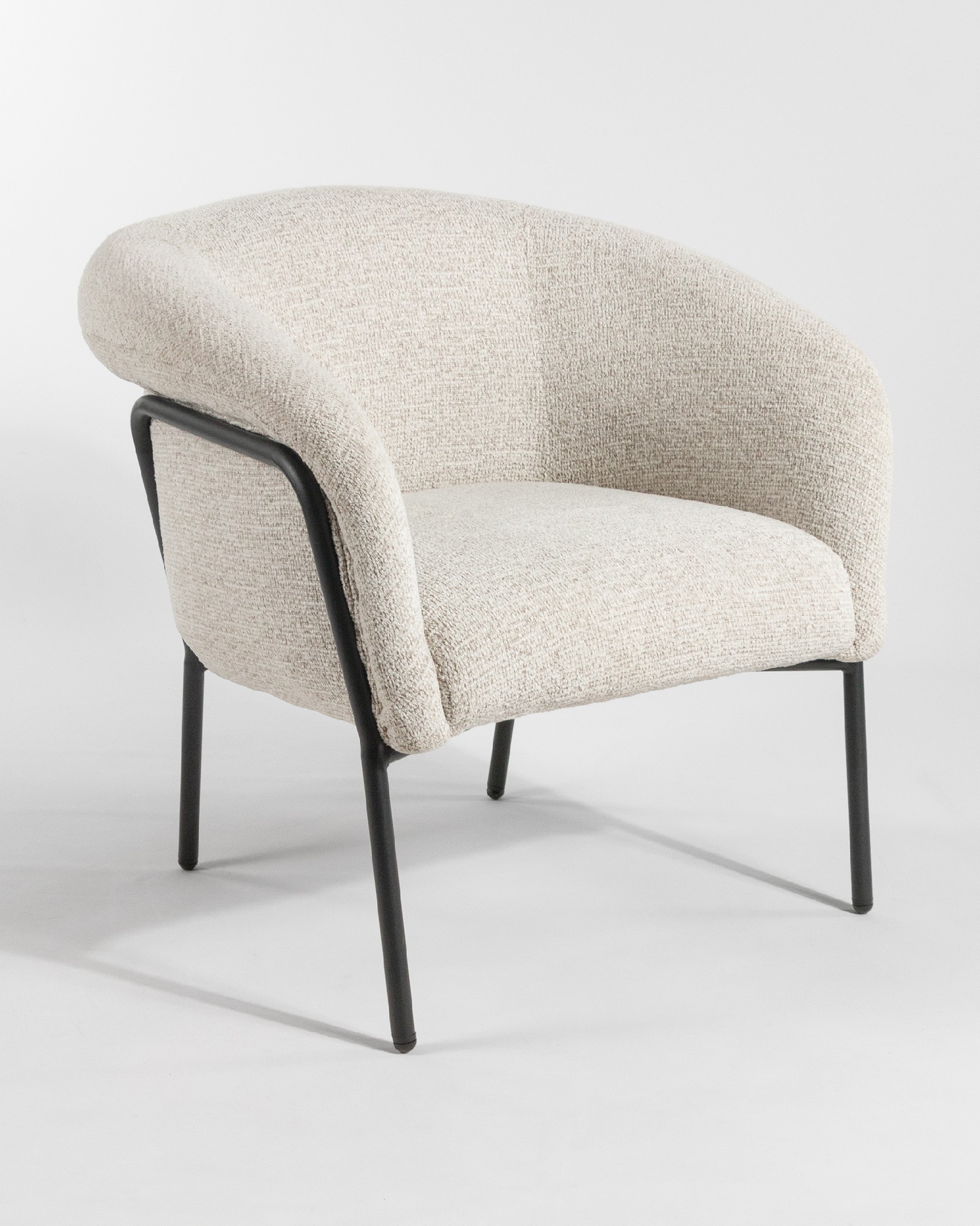 Fauteuil Rose avec revêtement nacré et pied en métal noir
