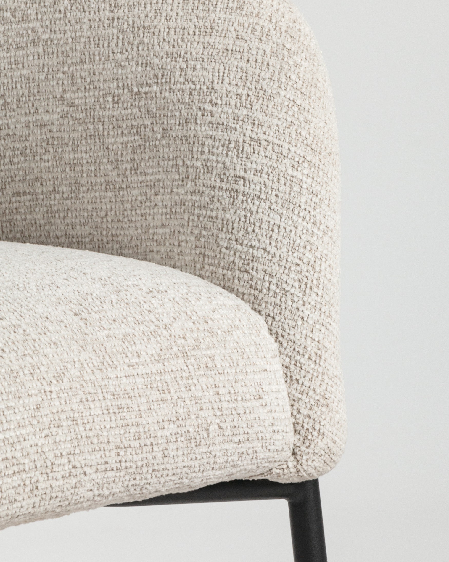 Fauteuil Rose avec revêtement nacré et pied en métal noir