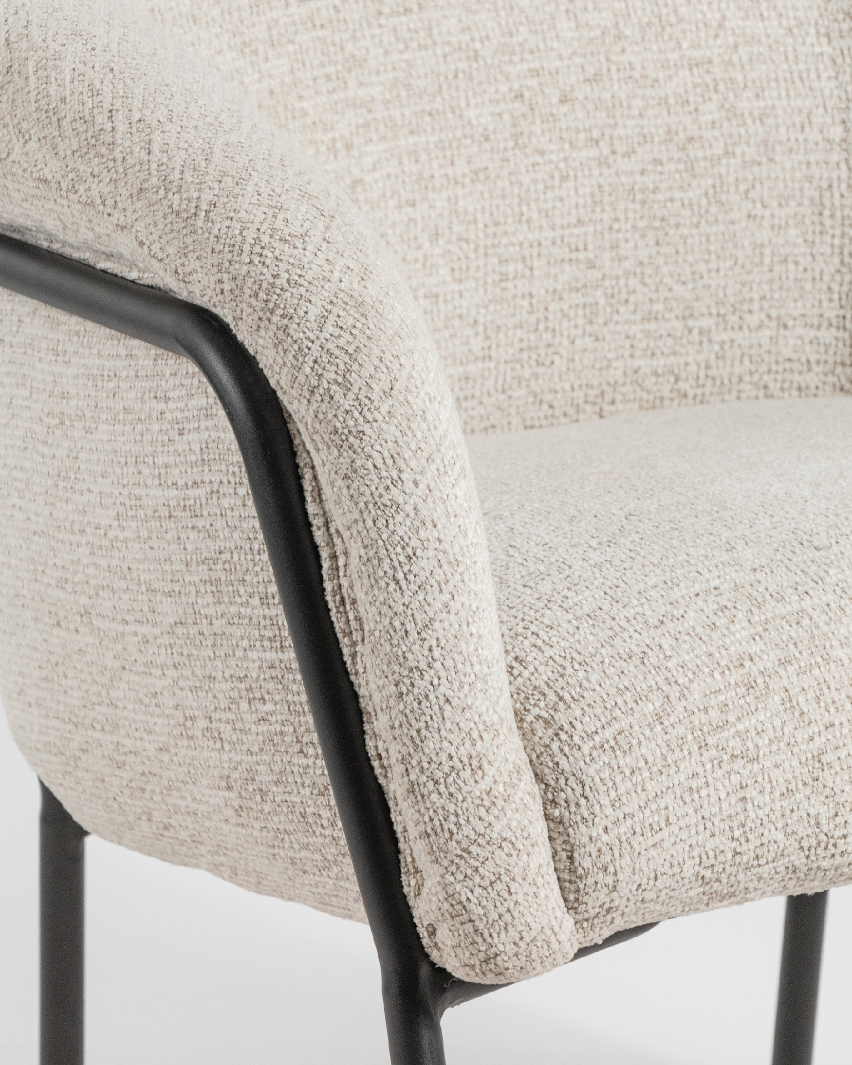 Fauteuil Rose avec revêtement nacré et pied en métal noir