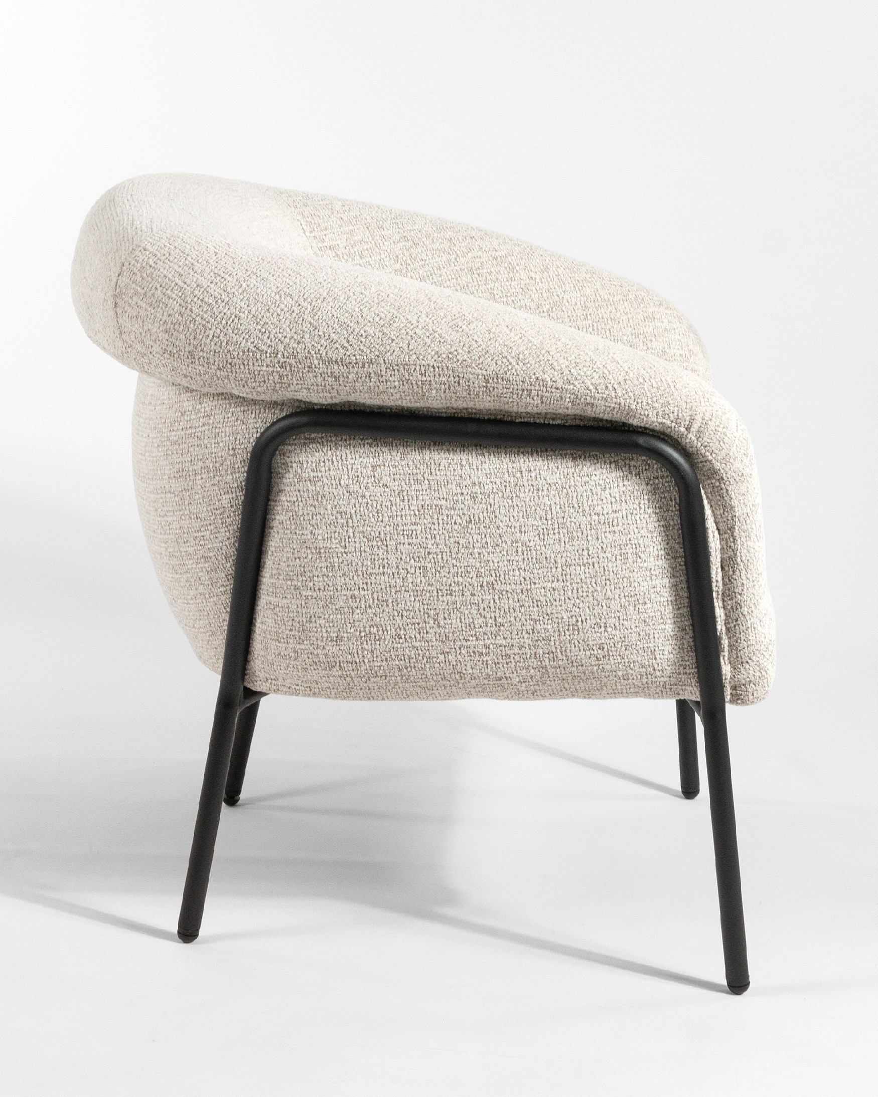 Fauteuil Rose avec revêtement nacré et pied en métal noir