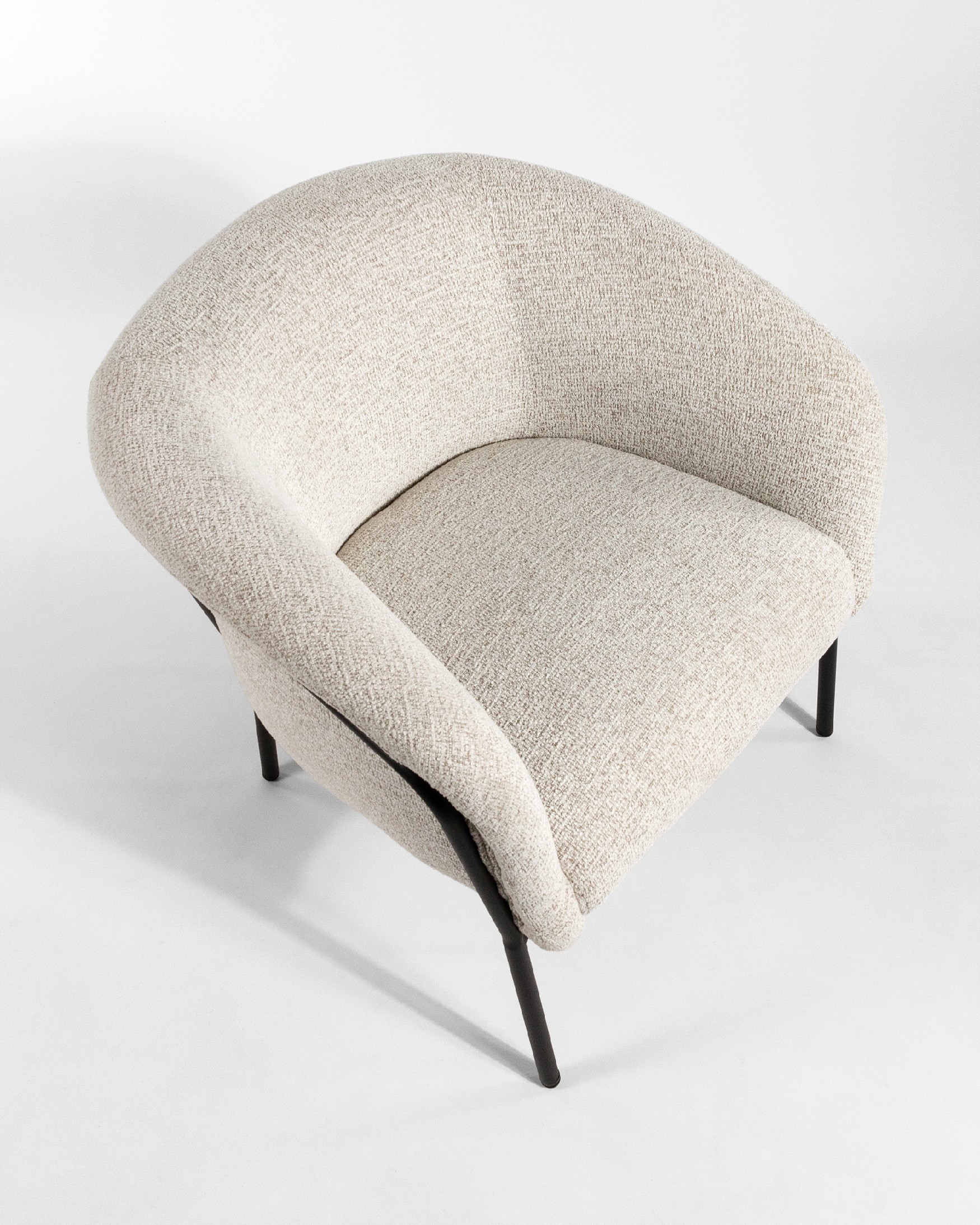 Fauteuil Rose avec revêtement nacré et pied en métal noir