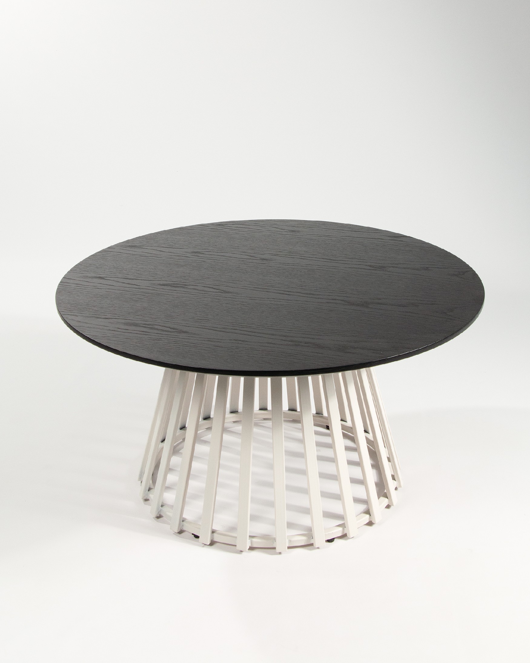 Table d'appoint Sahara ronde avec finition chêne noir et pied en métal ivoire Ø 80 cm