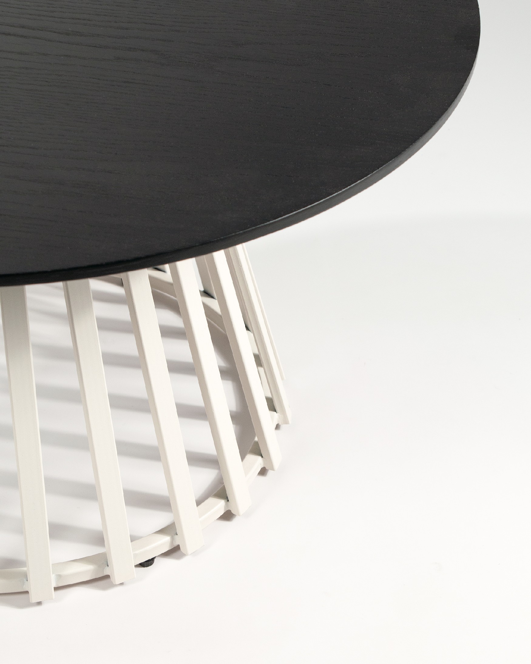 Table d'appoint Sahara ronde avec finition chêne noir et pied en métal ivoire Ø 80 cm