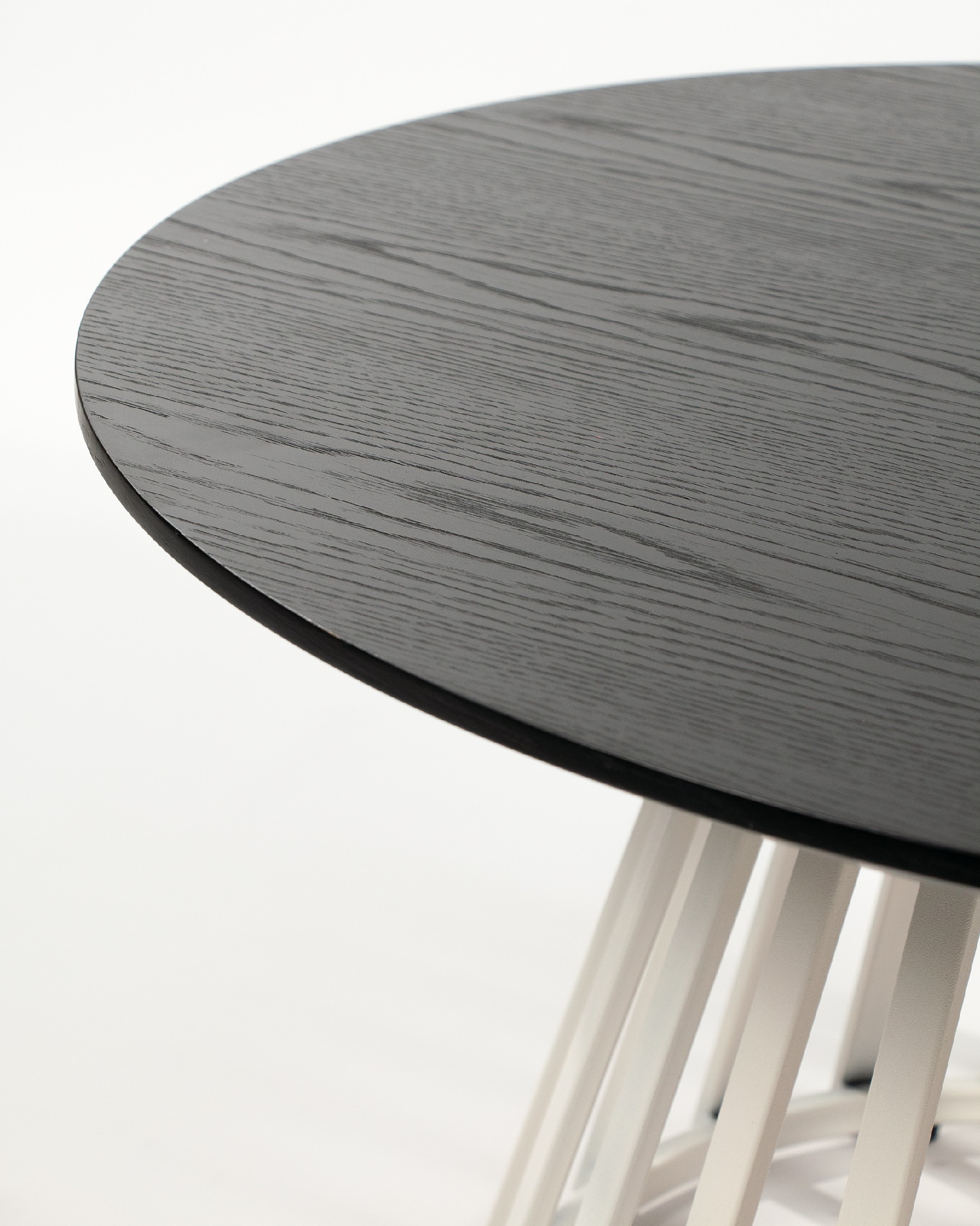 Table d'appoint Sahara ronde avec finition chêne noir et pied en métal ivoire Ø 80 cm