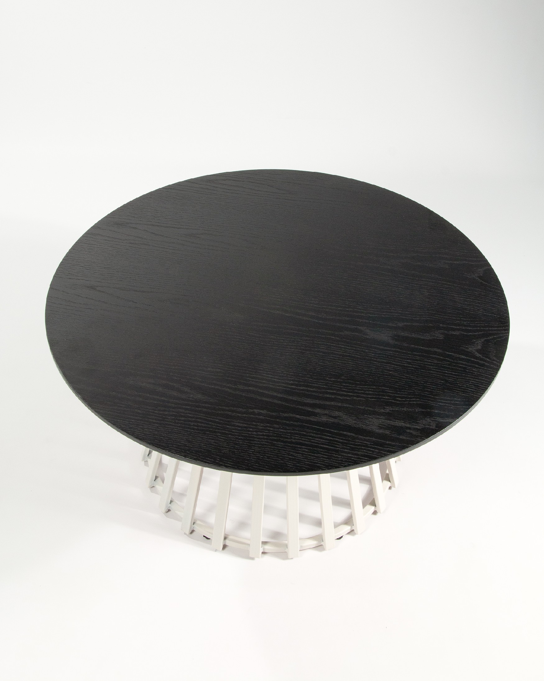Table d'appoint Sahara ronde avec finition chêne noir et pied en métal ivoire Ø 80 cm