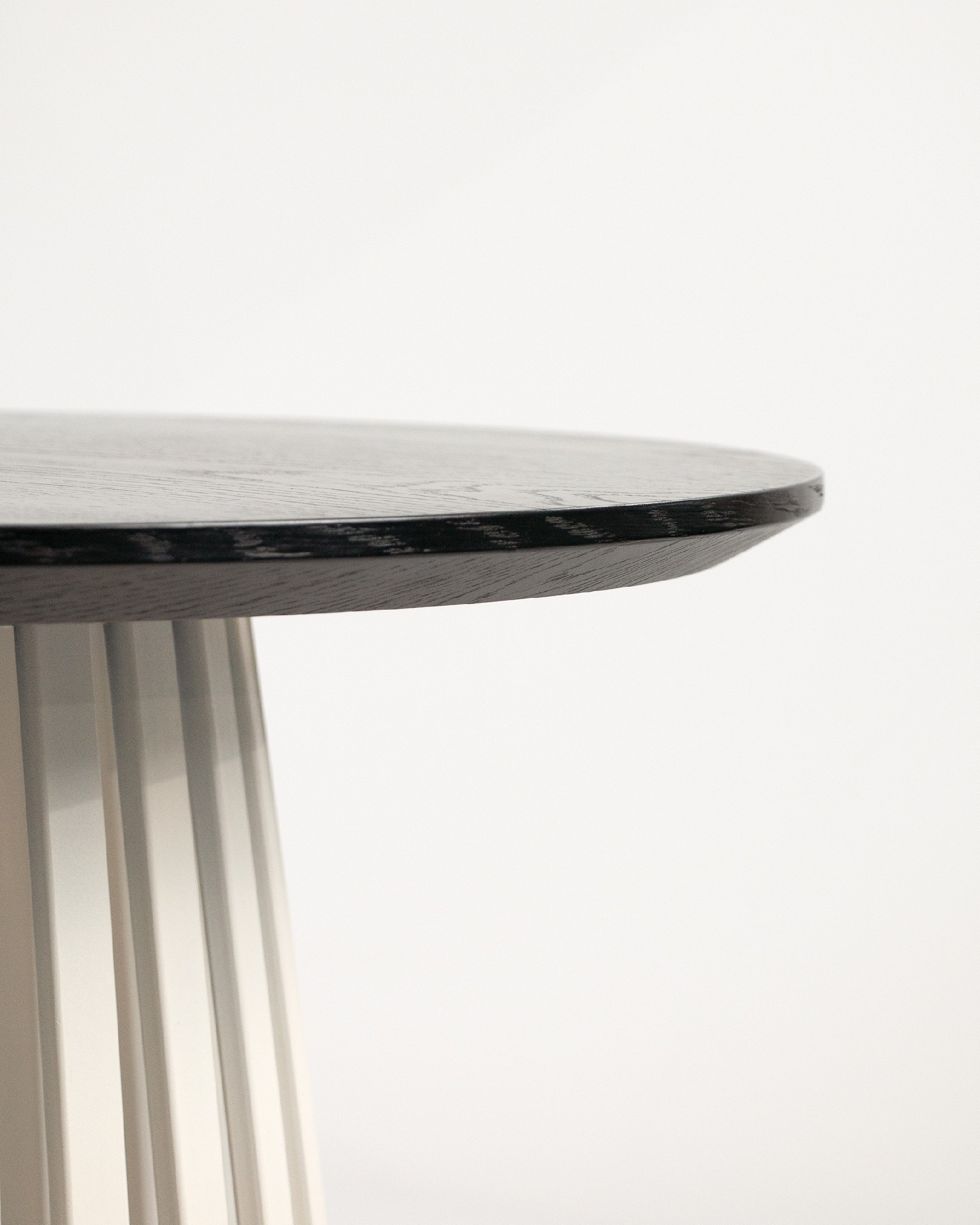 Table d'appoint Sahara ronde avec finition chêne noir et pied en métal ivoire Ø 80 cm