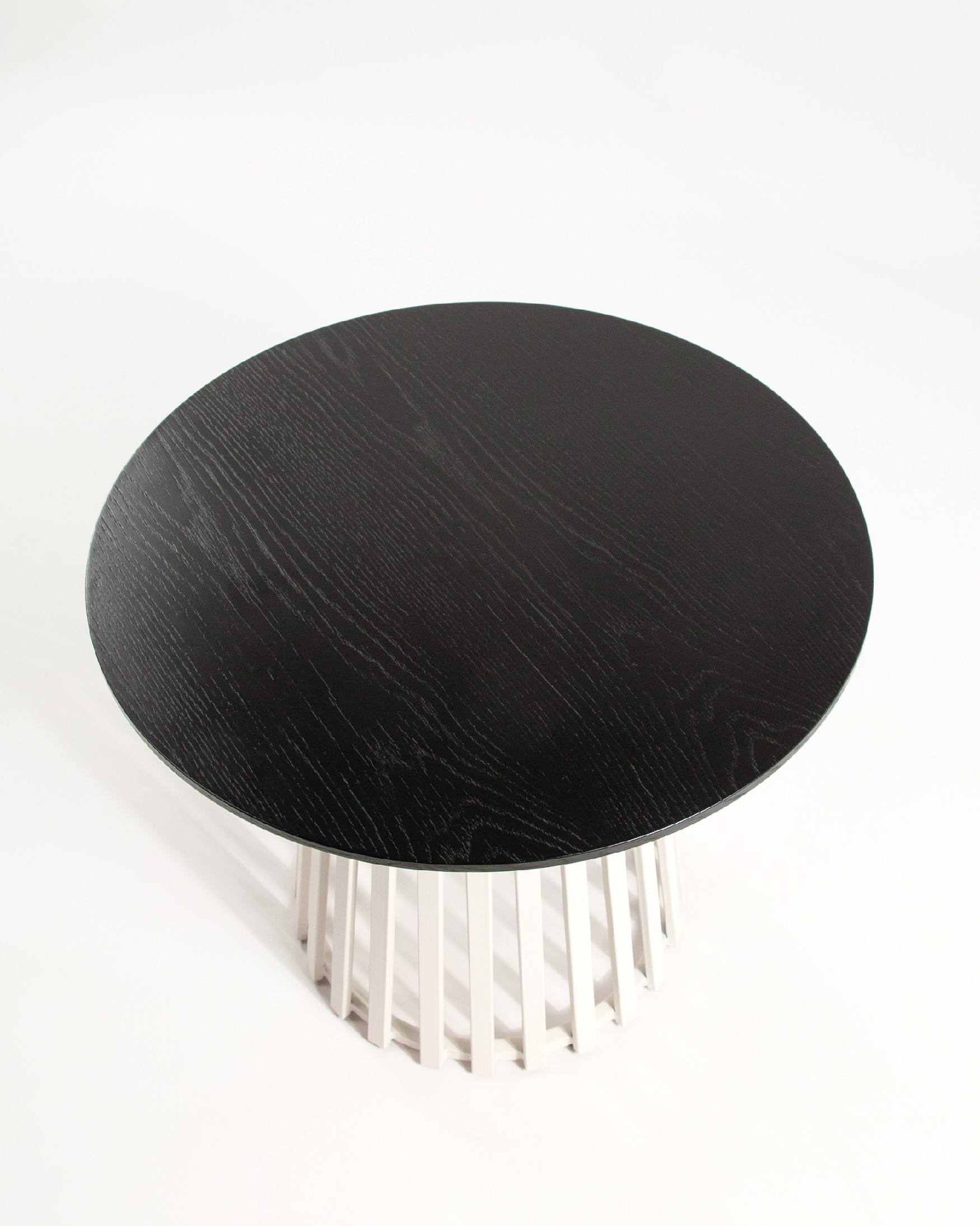 Table d'appoint Sahara ronde avec finition chêne noir et pied métallique ivoire Ø 60 cm