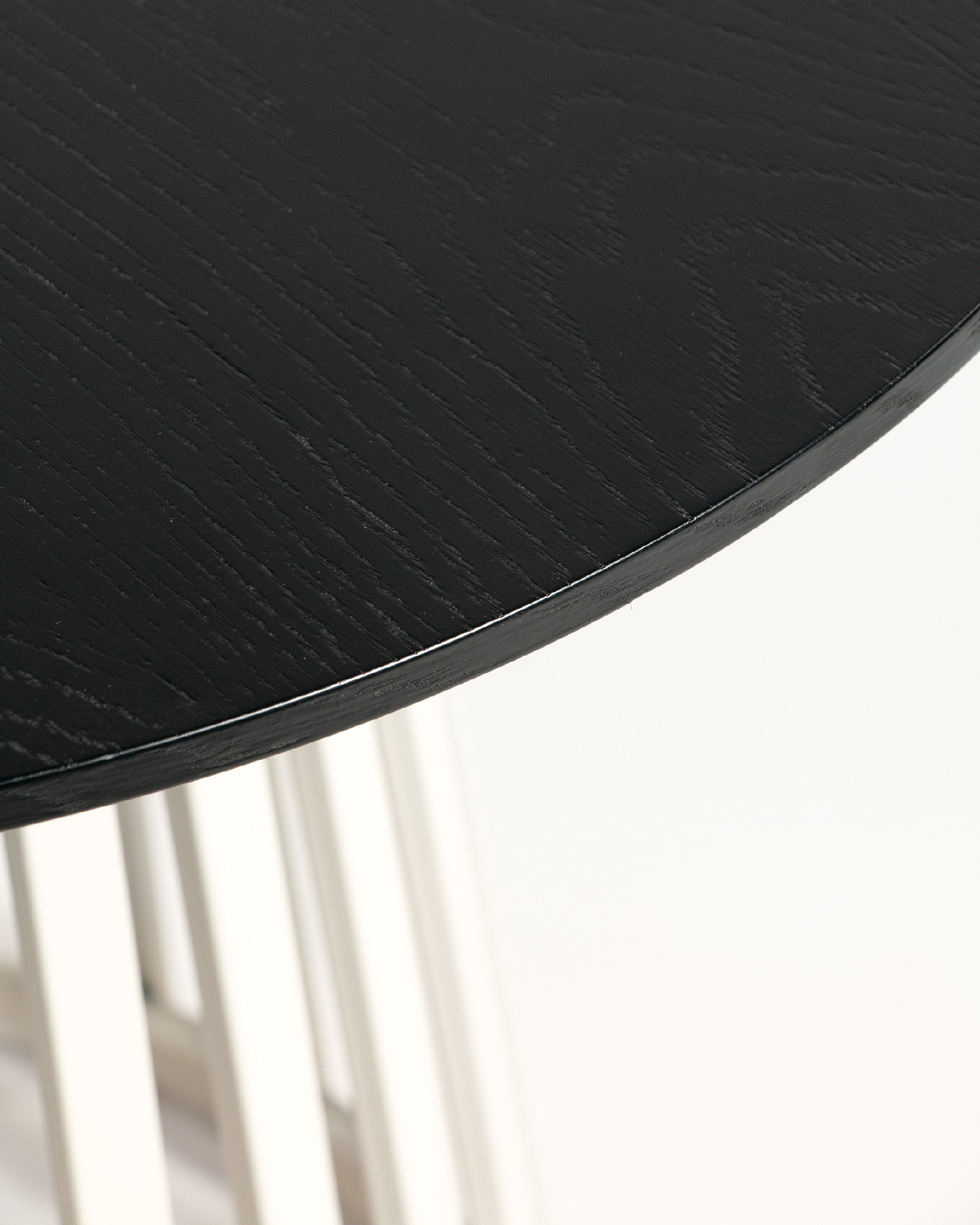 Table d'appoint Sahara ronde avec finition chêne noir et pied métallique ivoire Ø 60 cm