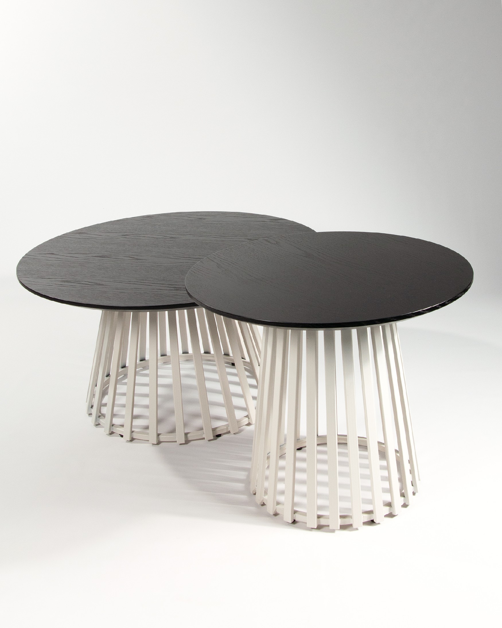 Table d'appoint Sahara ronde avec finition chêne noir et pied métallique ivoire Ø 60 cm