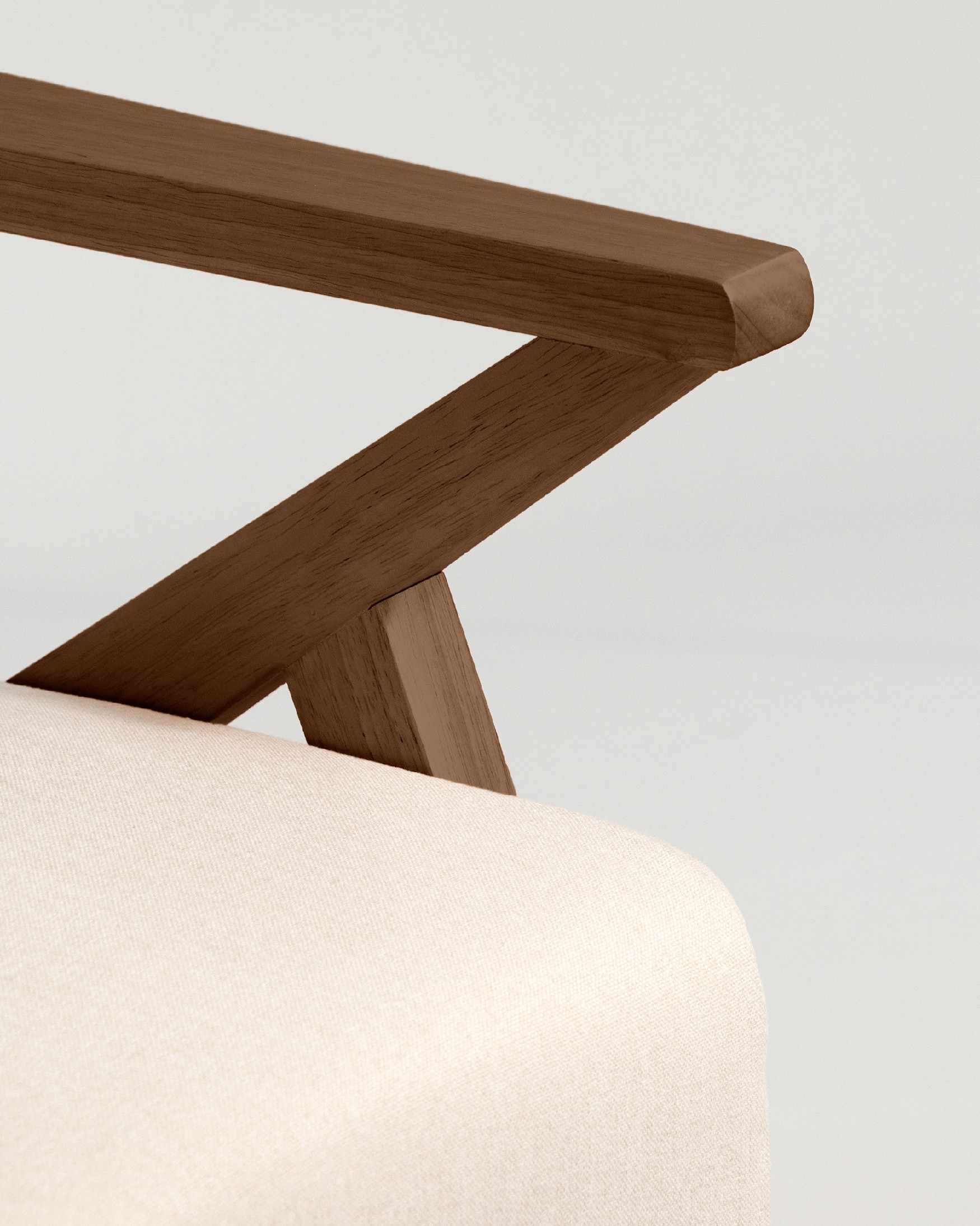 Fauteuil Sakura avec tapisserie sable et finition en bois foncé