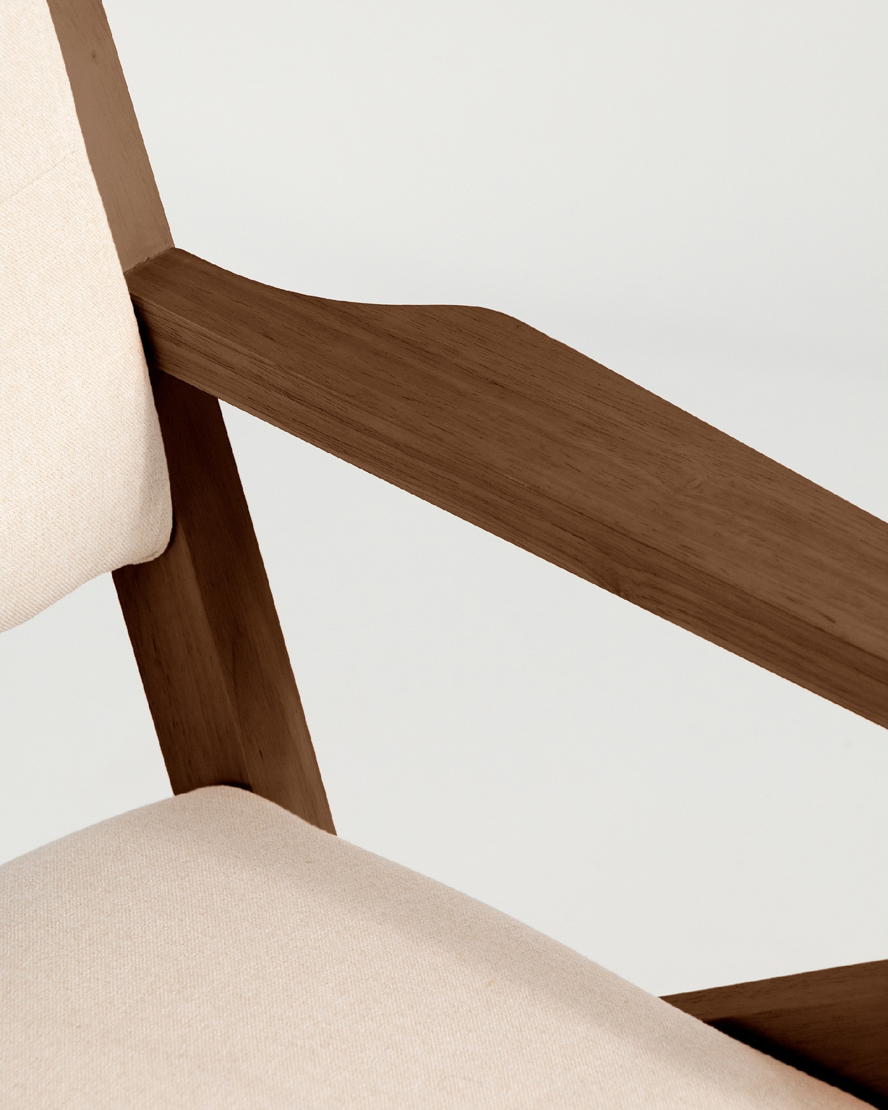 Fauteuil Sakura avec tapisserie sable et finition en bois foncé