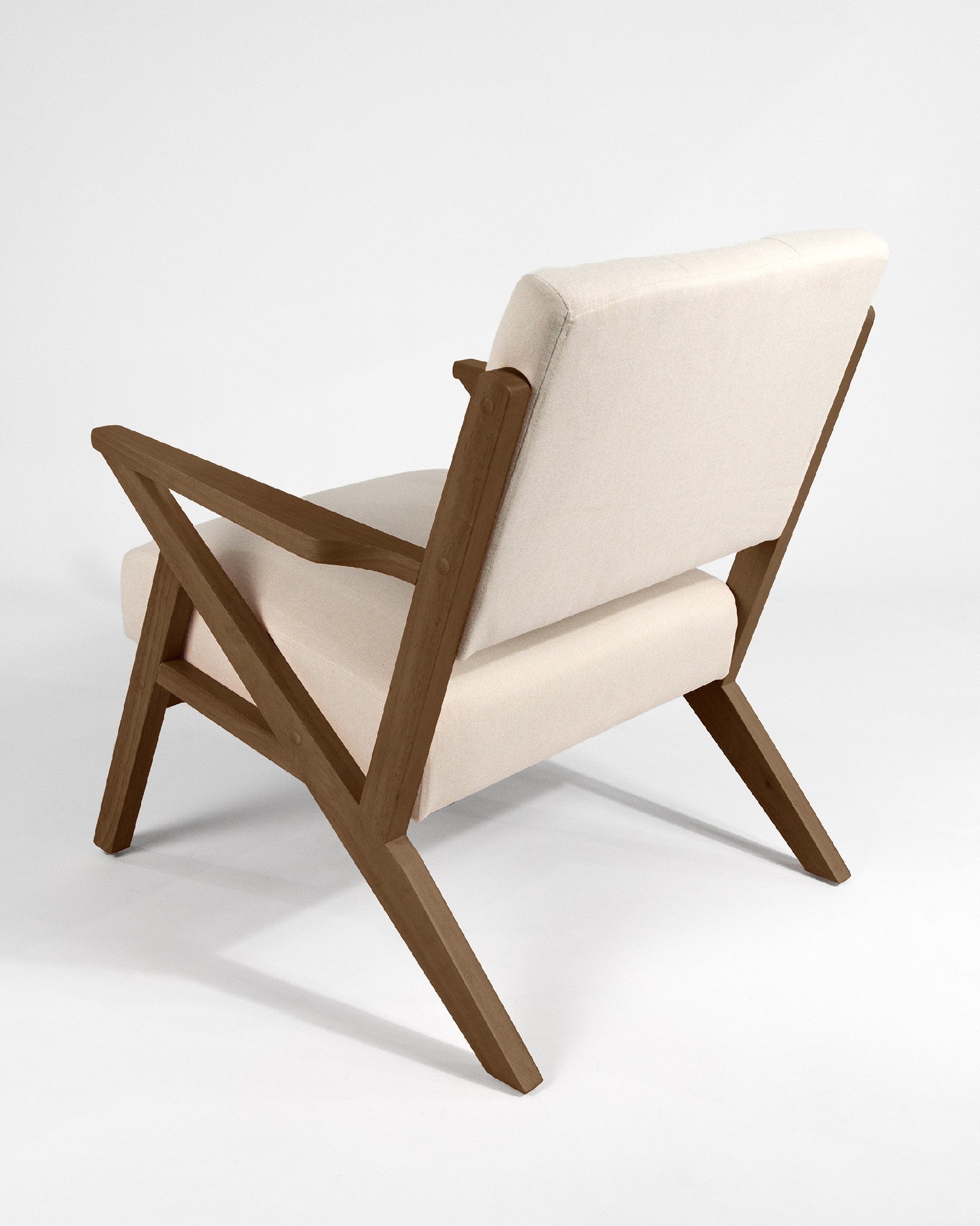 Fauteuil Sakura avec tapisserie sable et finition en bois foncé