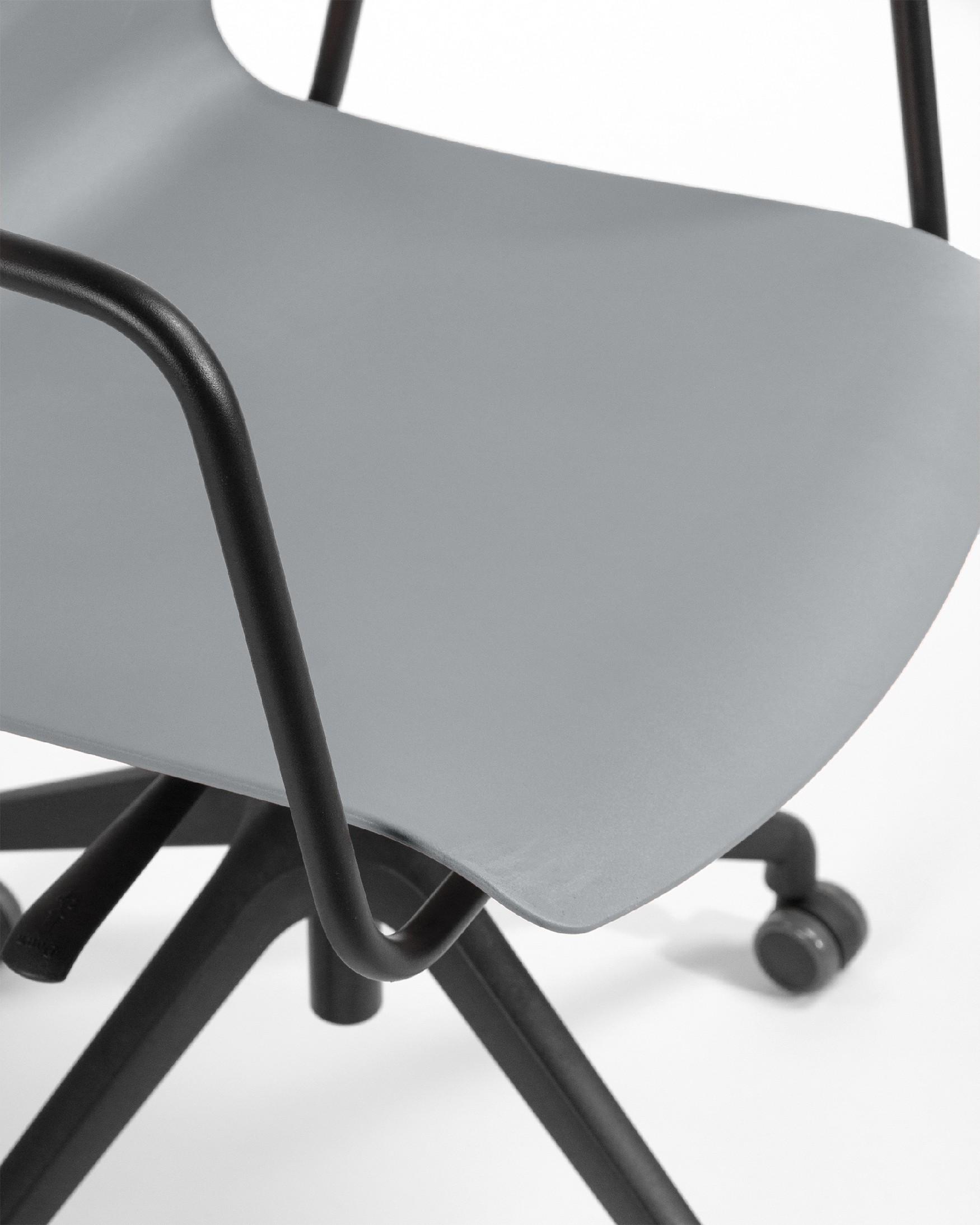 Chaise de bureau Seattle en polypropylène graphite et pieds noirs