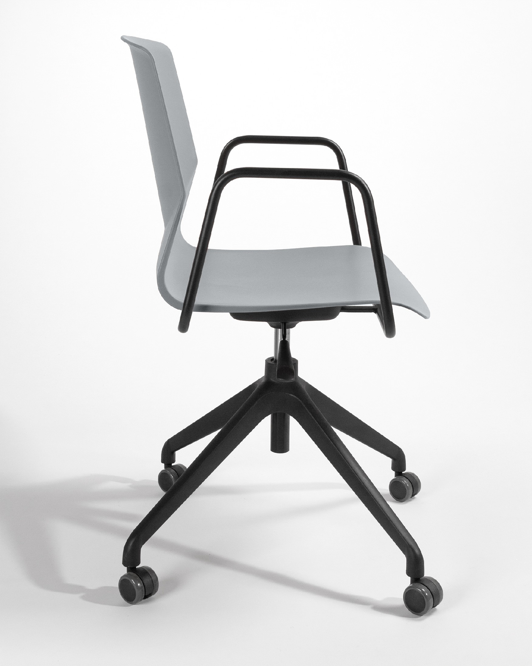 Chaise de bureau Seattle en polypropylène graphite et pieds noirs