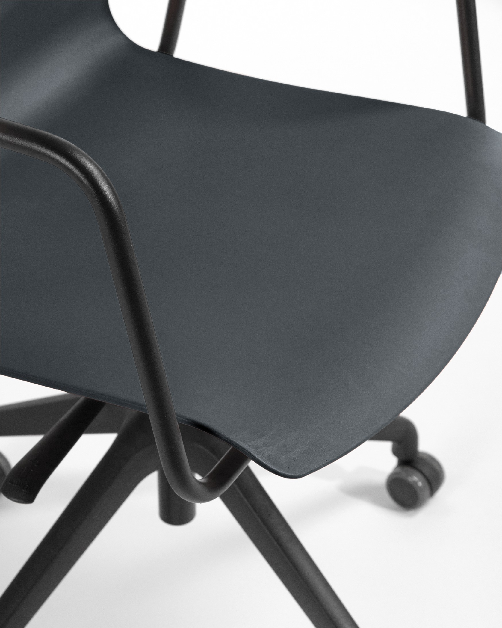 Seattle desk chair made of black polypropylene with black legs