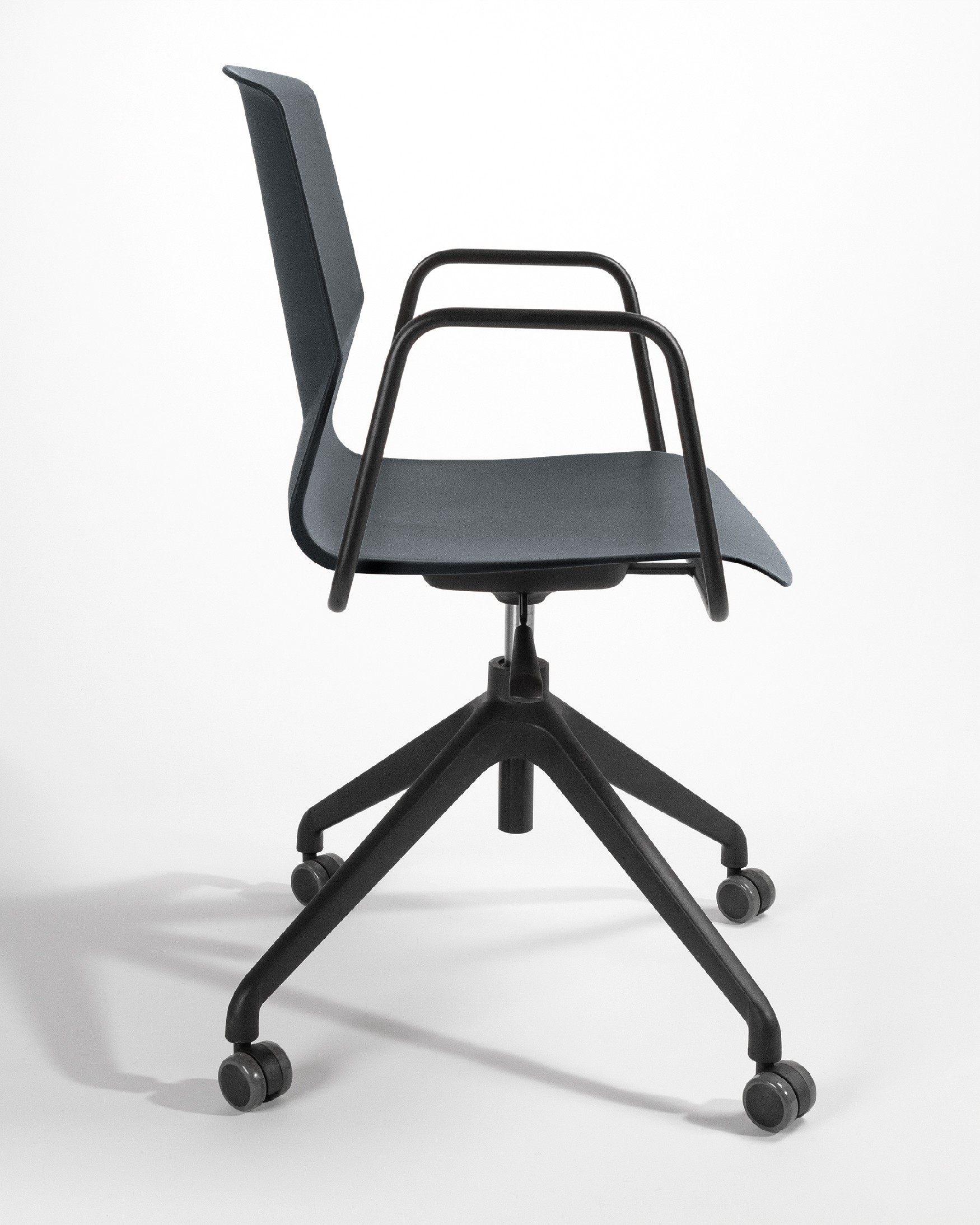 Seattle desk chair made of black polypropylene with black legs