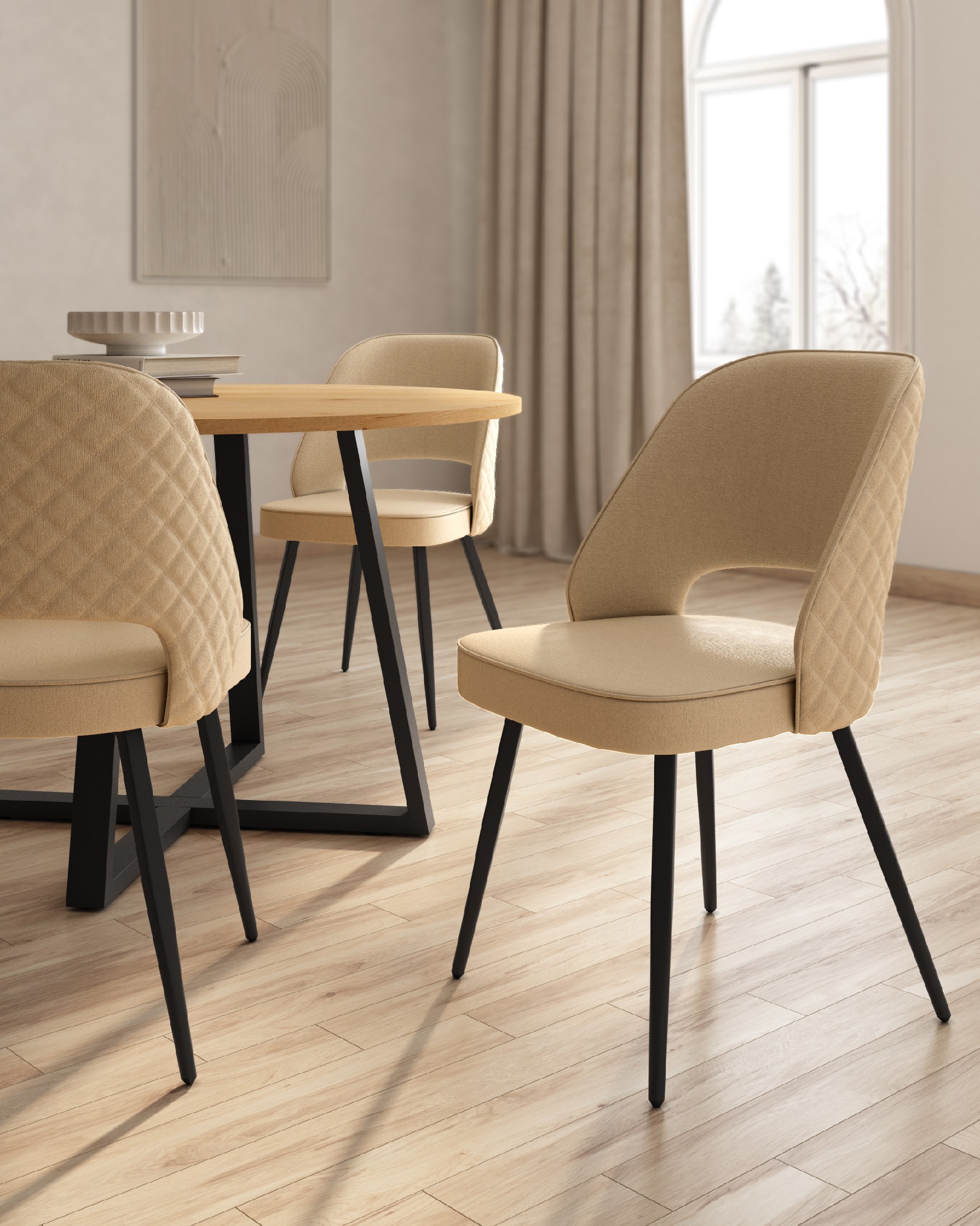 Chaise Sicile avec tapisserie crème et pieds métalliques noirs