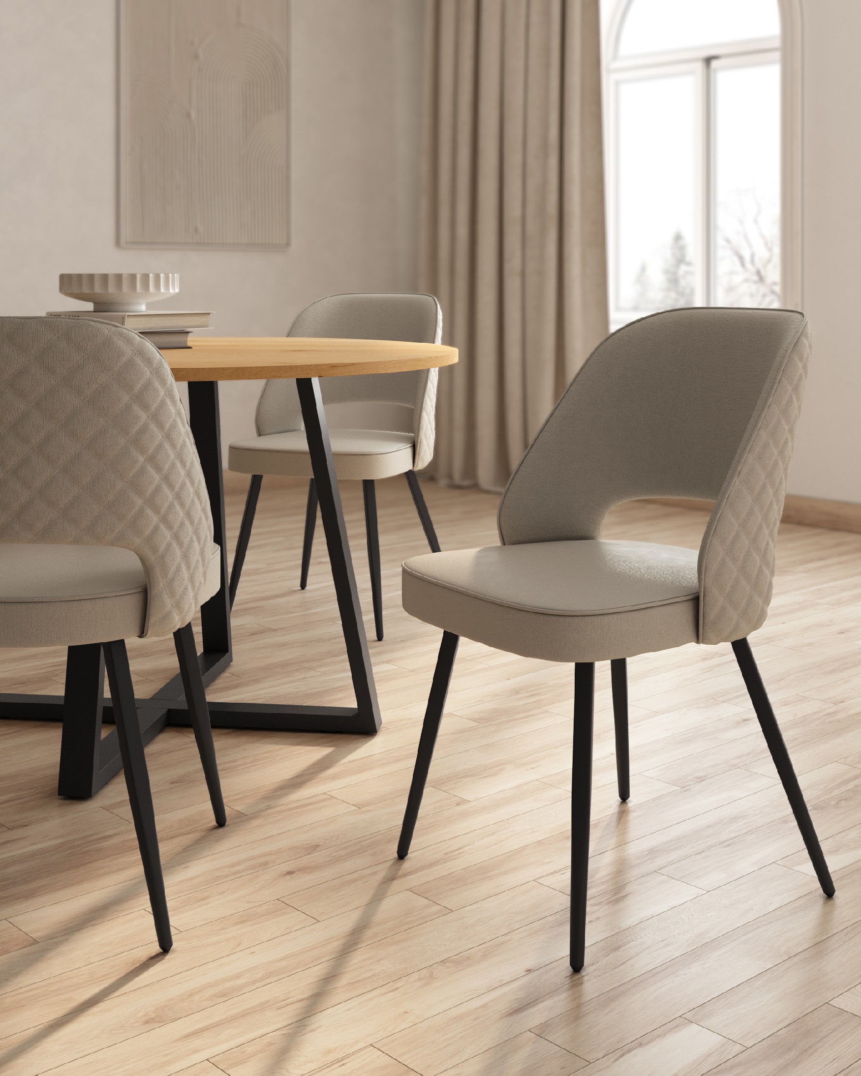Silla Sicilia con tapizado perla y patas metálicas negras